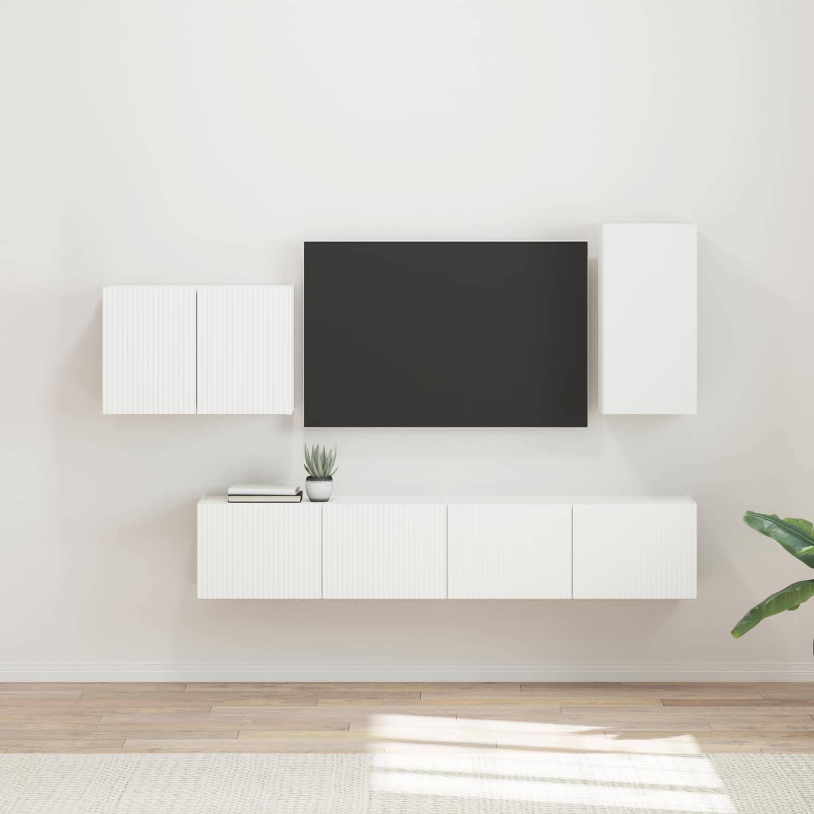 Ein moderner Wohnzimmerbereich mit einem großen schwarzen TV-Bildschirm, flankiert von weißen Aufbewahrungsschränken, über einem hellen Holzboden. Minimalistischer Stil.
