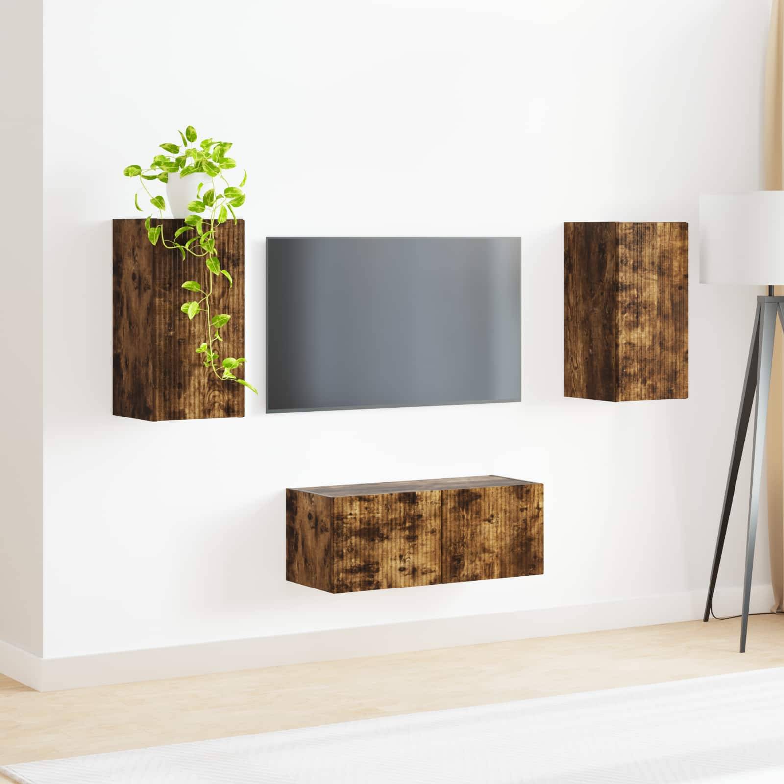 Moderne schwebende Regale mit Holzoptik sind an einer weißen Wand montiert. Eine kleine grüne Pflanze befindet sich auf dem linken Regal. Auf dem rechten Regal steht eine Stehlampe.