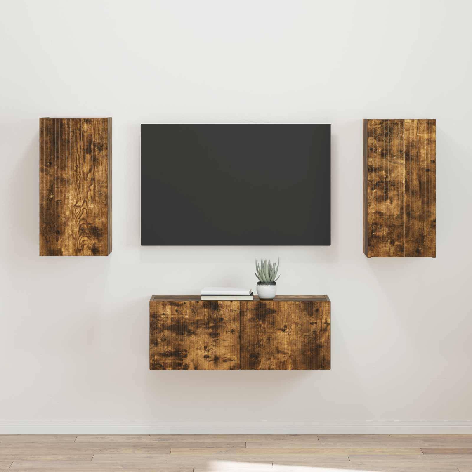 Ein an der Wand montierter Flachbildfernseher wird von zwei Holzschränken flankiert. Darunter steht eine passende Konsole, auf der eine kleine Pflanze und ein Buch stehen.