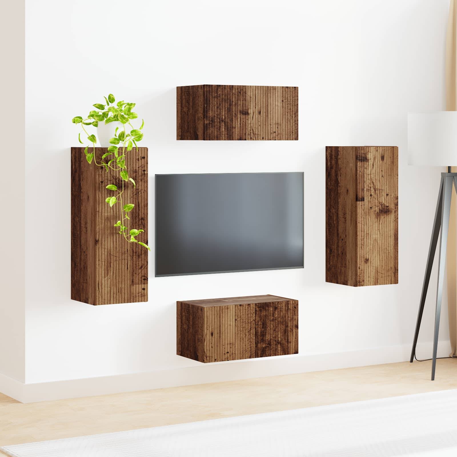 Schwebende Holzregale und ein an einer weißen Wand montierter Fernseher, mit einer kleinen Pflanze auf dem linken Regal, gestalten eine moderne Wohnzimmereinrichtung.