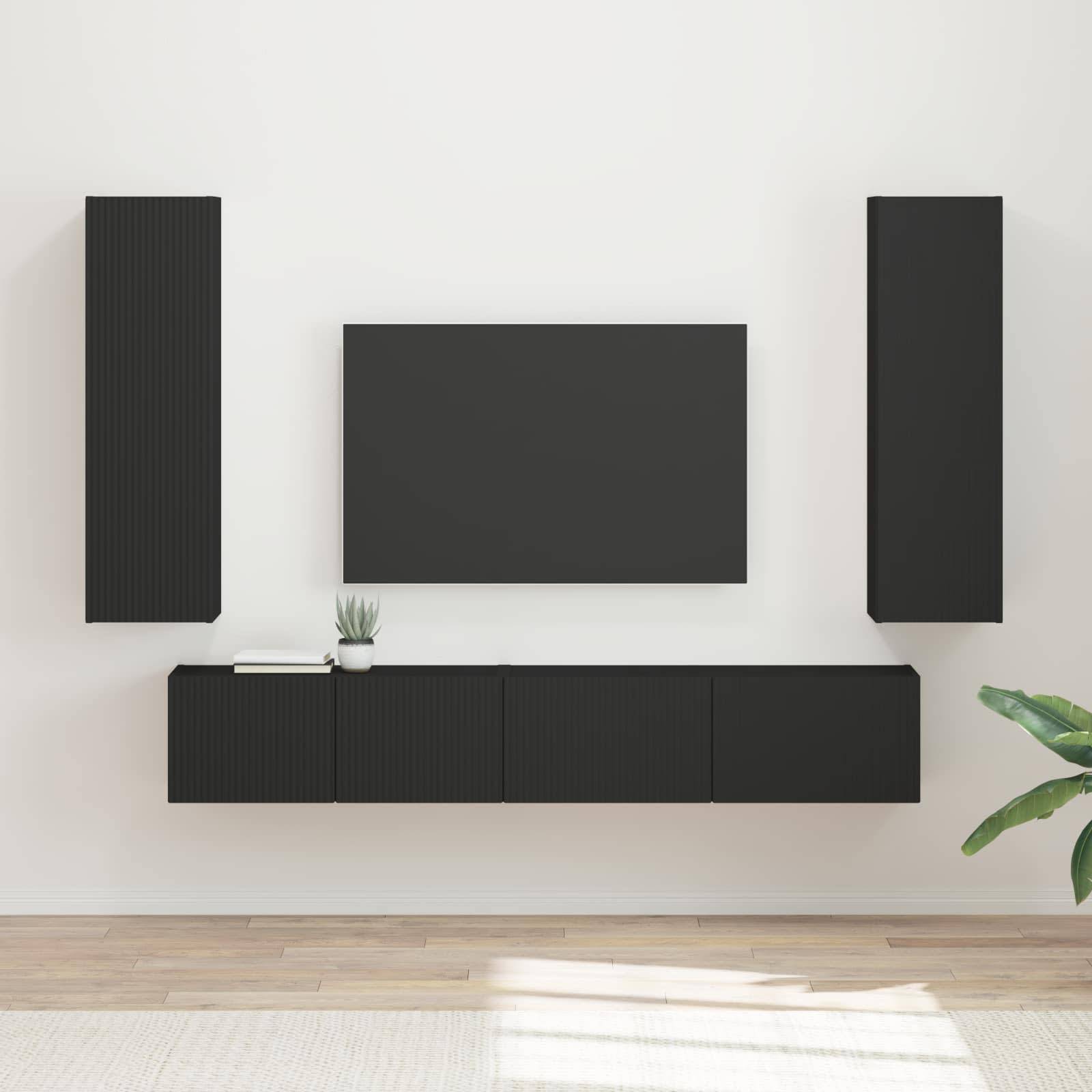 Ein minimalistisches Wohnzimmer mit einem wandmontierten Flachbildschirm-Fernseher, zwei vertikalen Aufbewahrungseinheiten, einem horizontalen Schrank und einer Topfpflanze auf dem Schrank.
