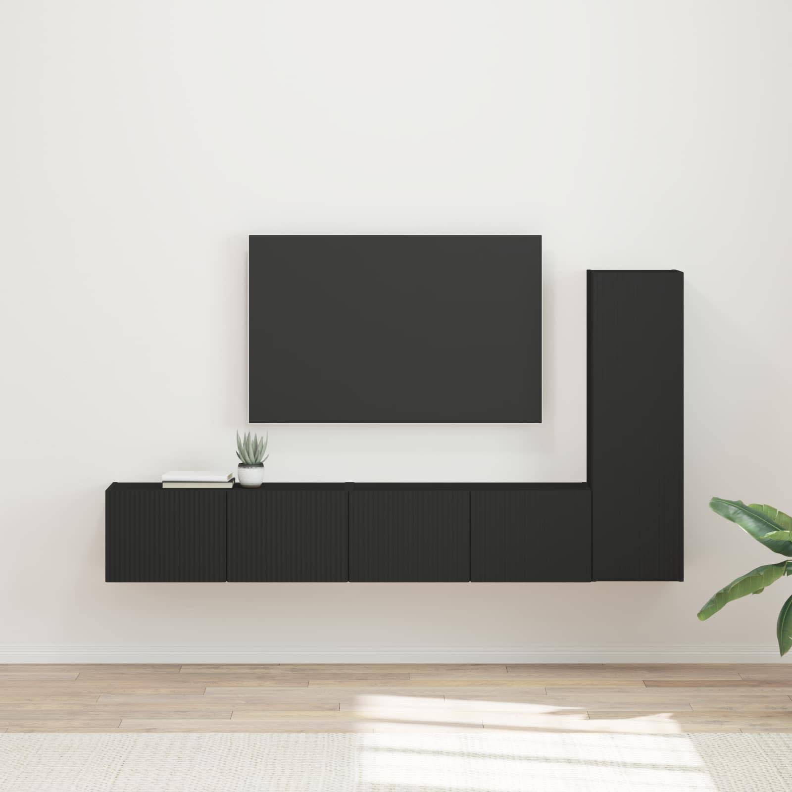 Ein moderner Wohnraum mit minimalistischem Design, ausgestattet mit einem schwarzen, an der Wand montierten Regalsystem vor einer blassen Wand und Holzboden.
