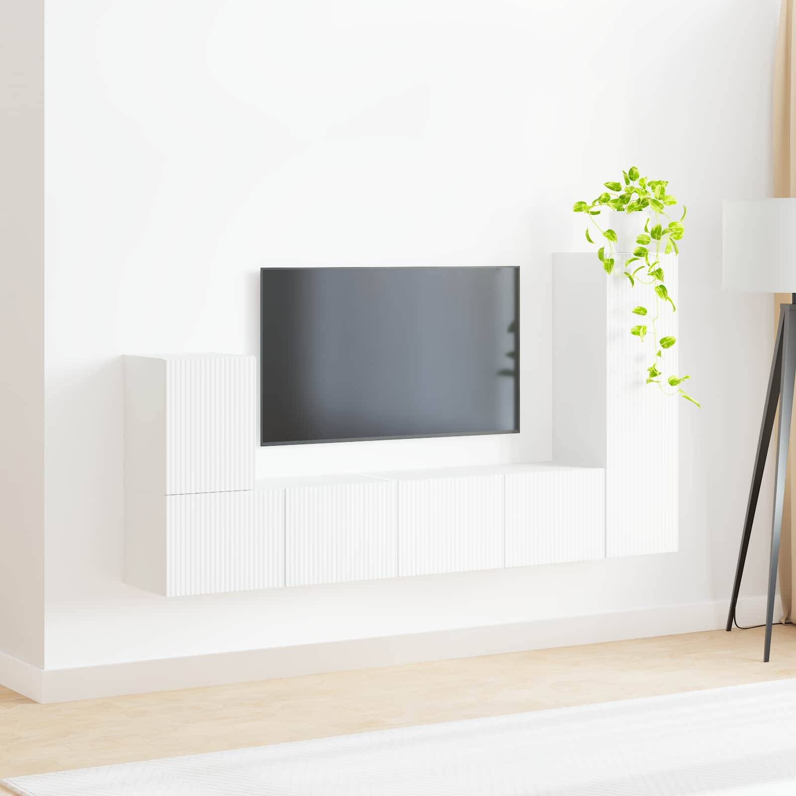 Ein minimalistisches Wohnzimmer mit einer wandmontierten Flachbild-Fernseher, weißen modularen Regalen und einer kleinen Pflanze auf einem Ständer, die einen Hauch von Grün hinzufügt.