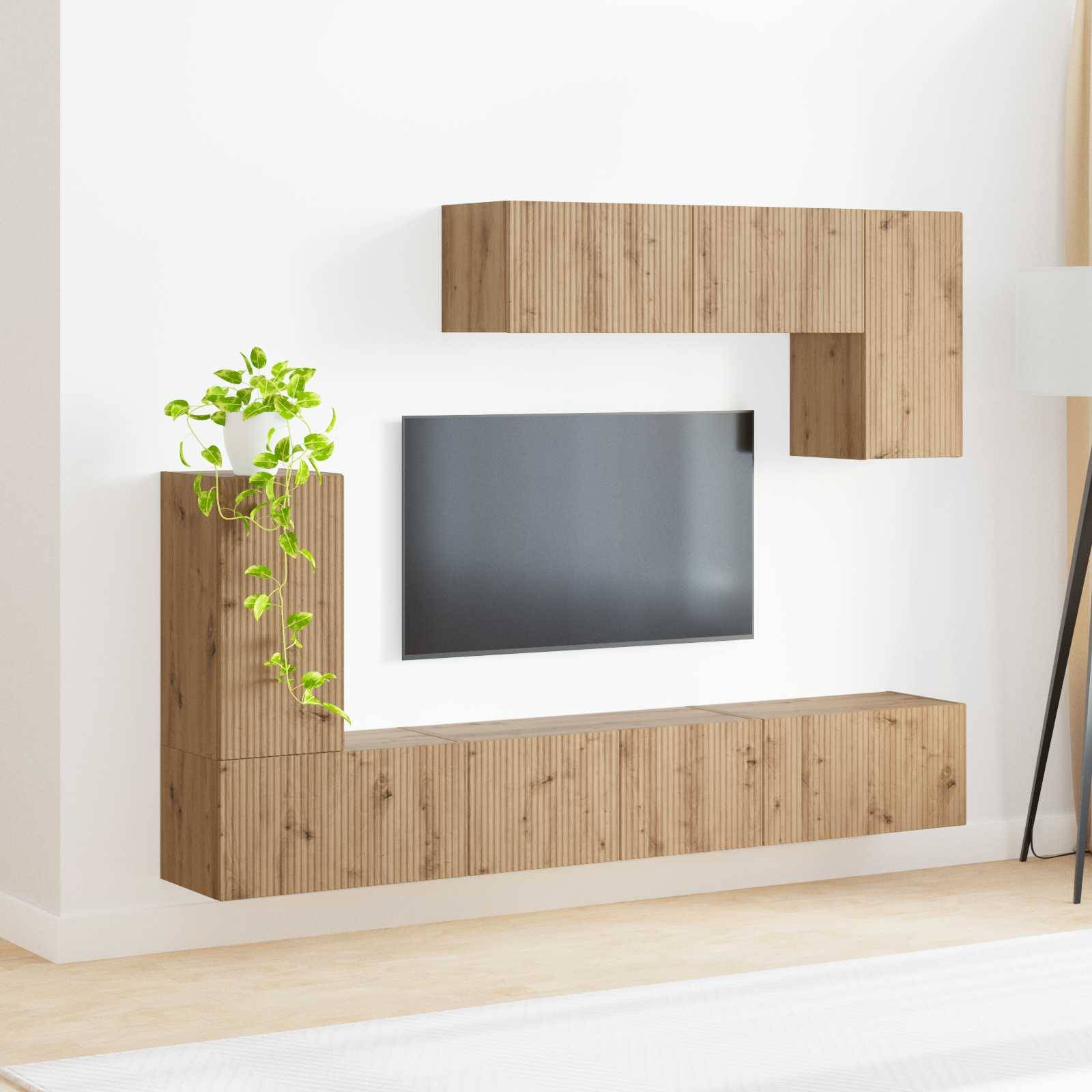 Ein modernes, minimalistisches Wohnzimmer-Setup mit einem an der Wand montierten Fernseher, flankiert von Holzschränken mit vertikalen Maserungsmustern und einer kleinen Pflanze auf der linken Seite.