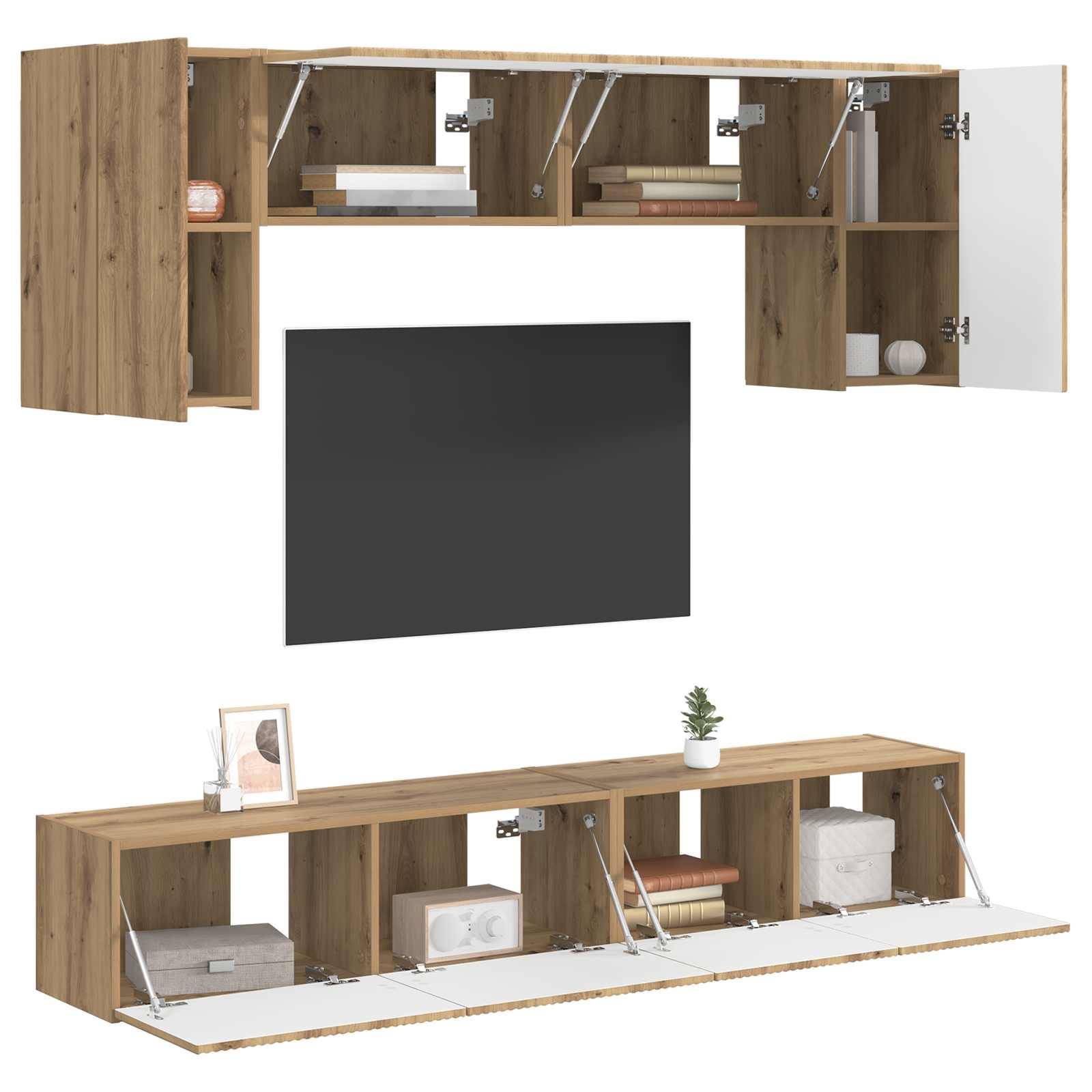 Holz-Medienschrank-Ensemble mit offenen und geschlossenen Schränken, die einen großen Flachbildschirm umrahmen. Dekorative Elemente umfassen Bücher, eine Vase und ein gerahmtes Foto.
