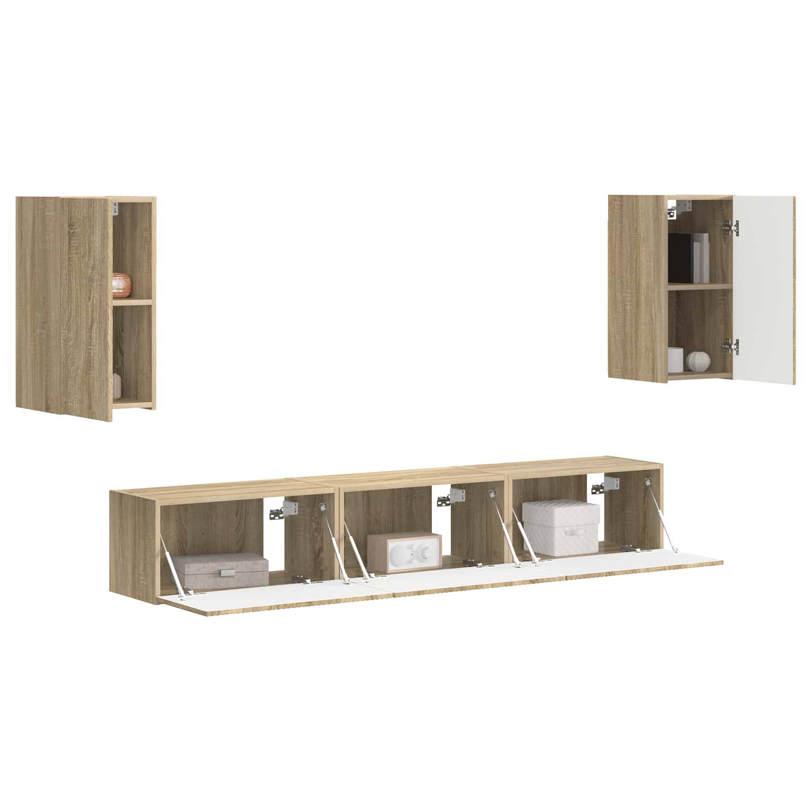 Obere und untere Holzschränke mit geöffneten Türen enthüllen Regale mit Kartons und Dekorationsgegenständen. Das Holz hat eine helle Kiefernoberfläche.