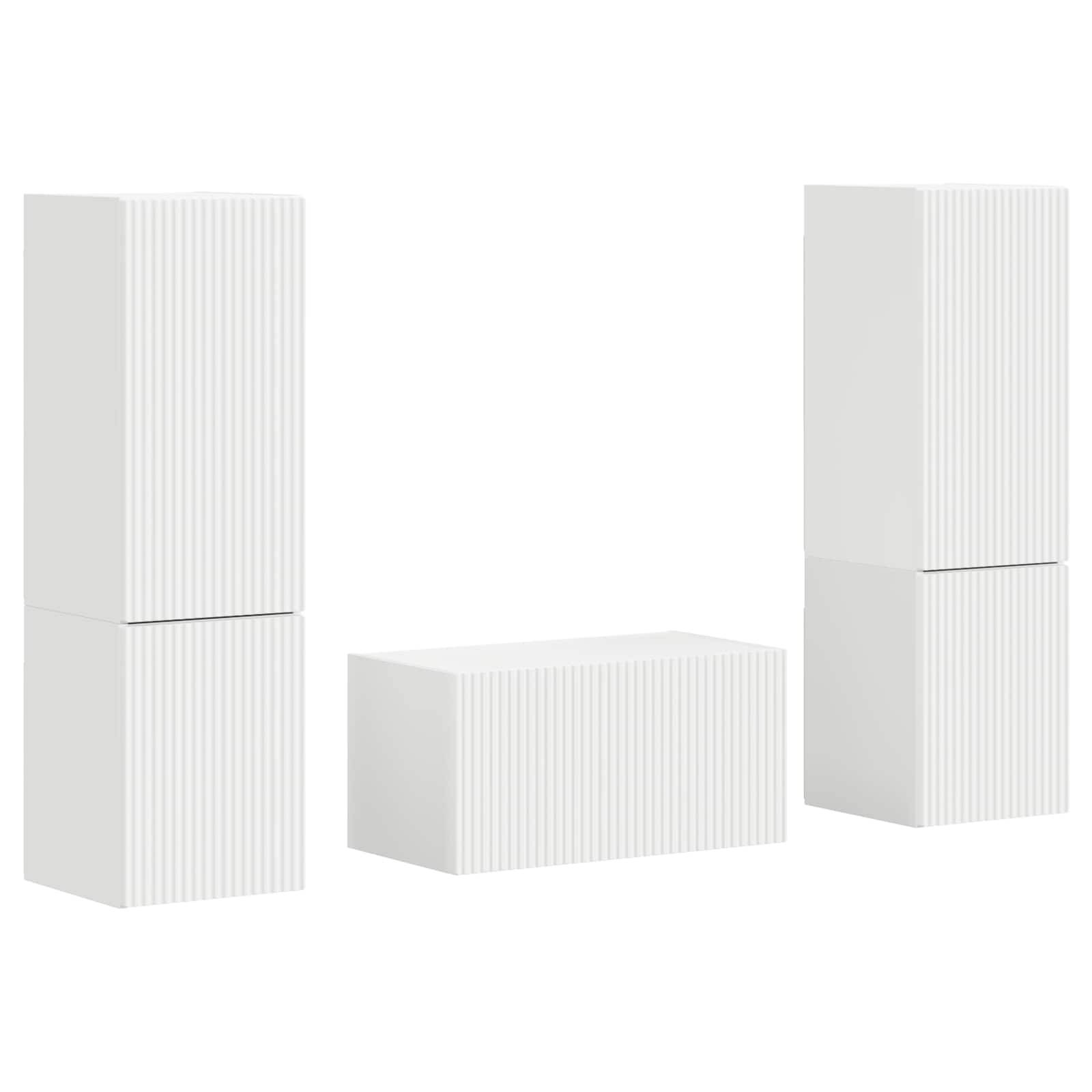 Drei weiße, geriffelte Aufbewahrungsschränke, zwei hohe und ein niedriger, in einem minimalistischen Stil angeordnet. Modernes Design mit vertikalen Rillen.