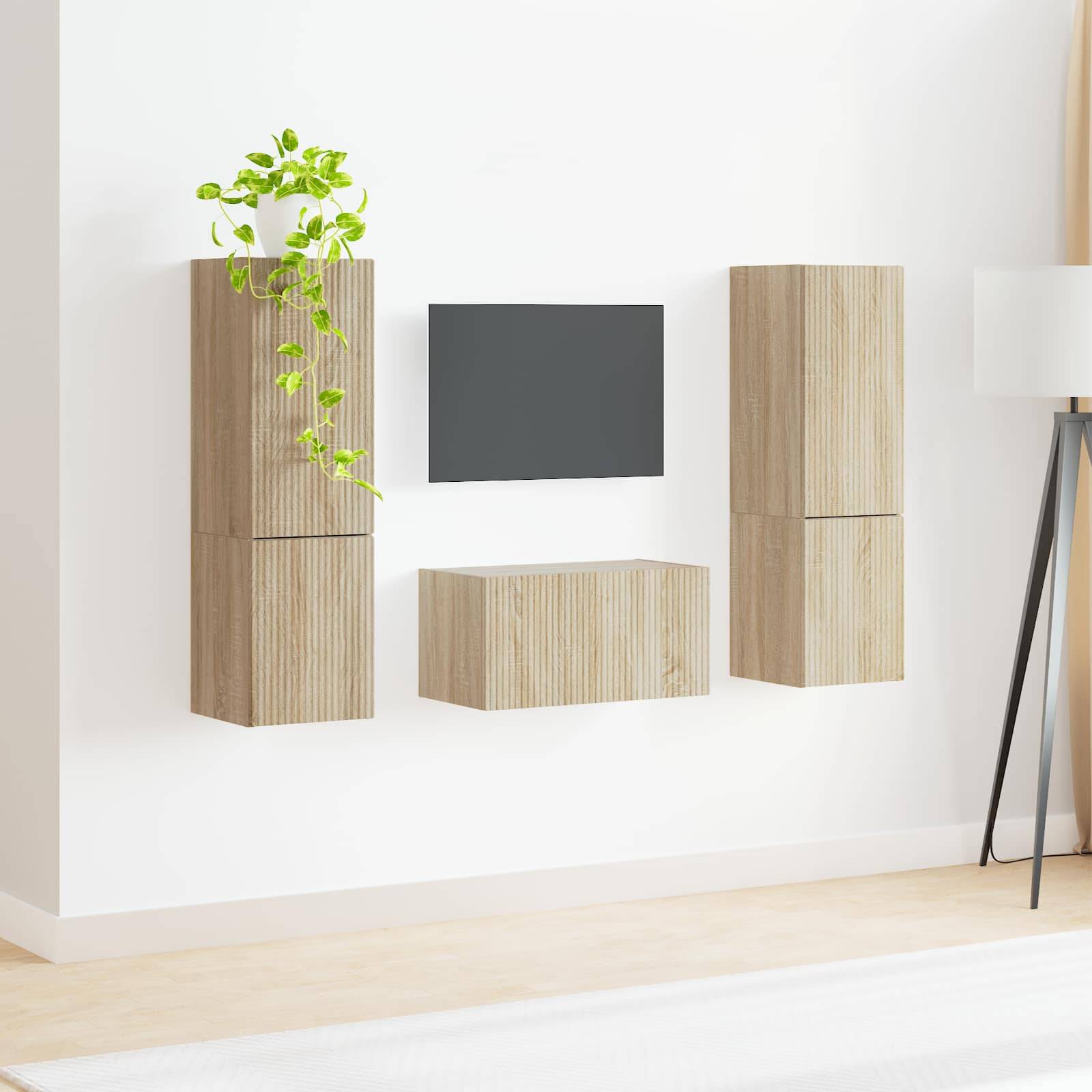 Ein minimalistisches Wohnzimmer mit Einrichtung aus hellem Holzmobiliar an einer weißen Wand, ausgestattet mit schwebenden Schränken und einem kleinen schwarzen rechteckigen Panel.