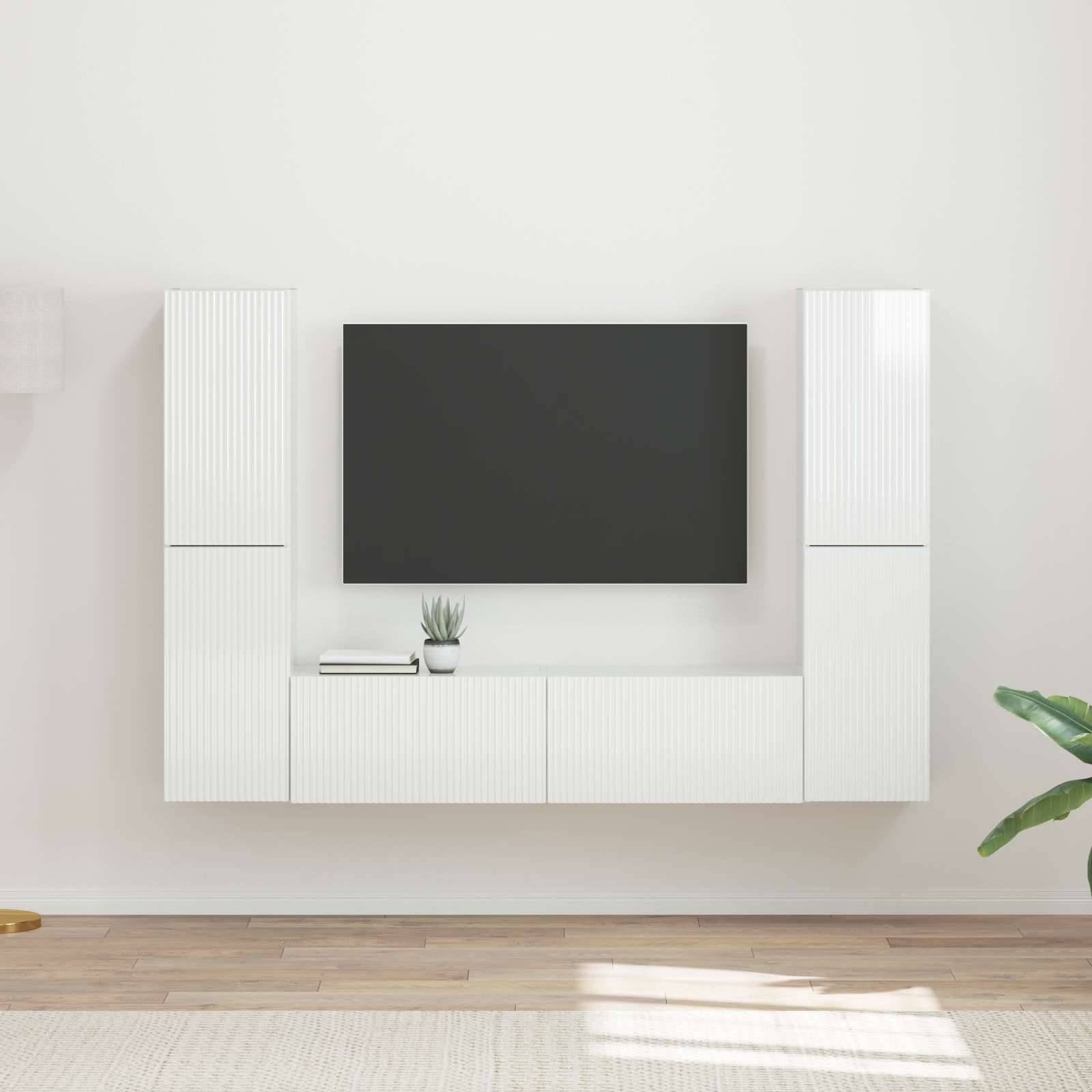 Ein moderner Wohnraum mit einer an der Wand montierten TV, umgeben von weißen vertikalen Aufbewahrungseinheiten; eine kleine Pflanze steht auf dem TV-Ständer.
