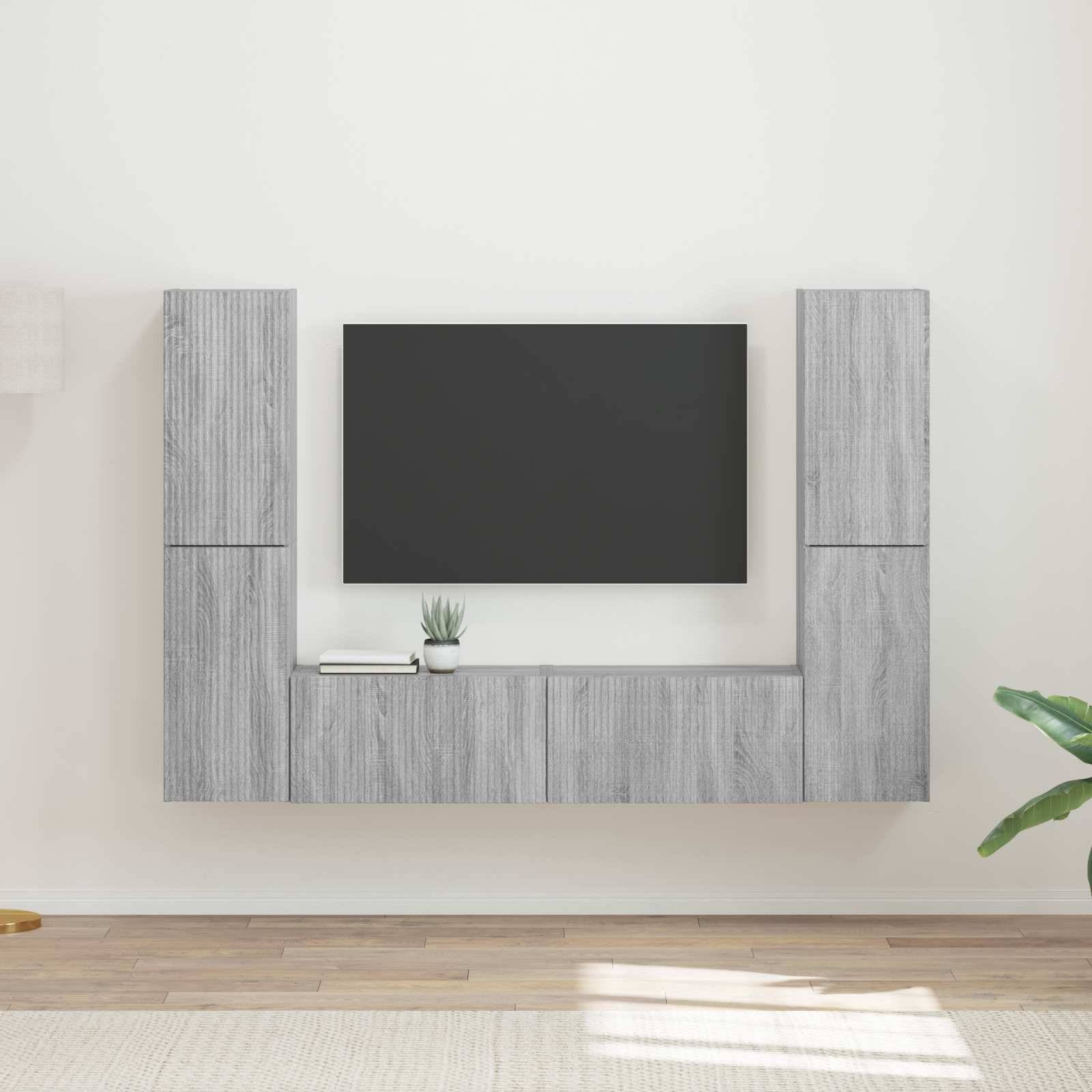 Ein moderner Wohnraum mit einem wandmontierten Holz-Entertainment-Center, das einen Flachbild-Fernseher trägt. Minimalistische Dekoration mit einer kleinen Pflanze.