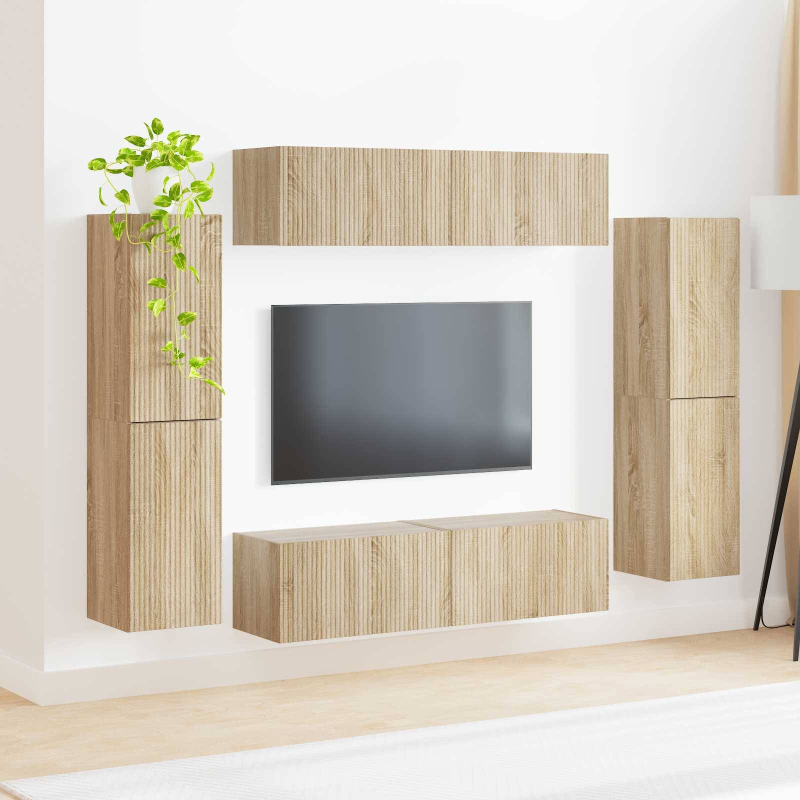 Wandmontierter Fernseher, umgeben von minimalistischen Holzschränken und Regalen mit einer kleinen Pflanze, die eine moderne Wohnzimmereinrichtung schafft.