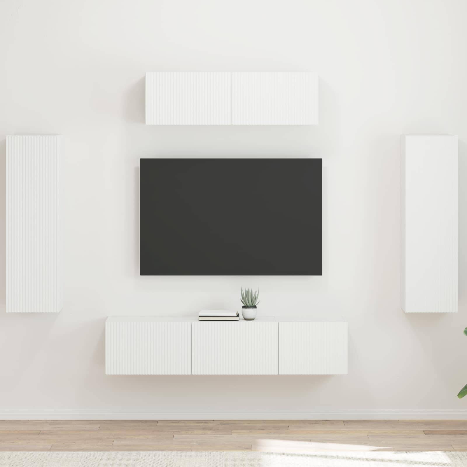 Moderner minimalistischer Wohnraum mit einer wandmontierten TV-Anlage, flankiert von weißen Schränken und einer kleinen Pflanze, die eine klare Ästhetik erzeugt.