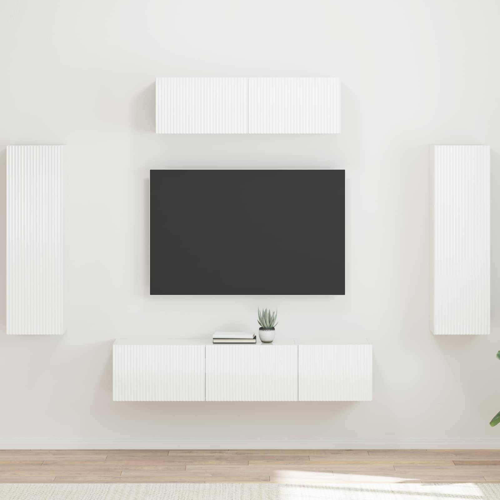 Ein modernes Wohnzimmer-Setup mit einem Flachbild-Fernseher, umgeben von minimalistischen weißen Schränken an einer hellen Wand.