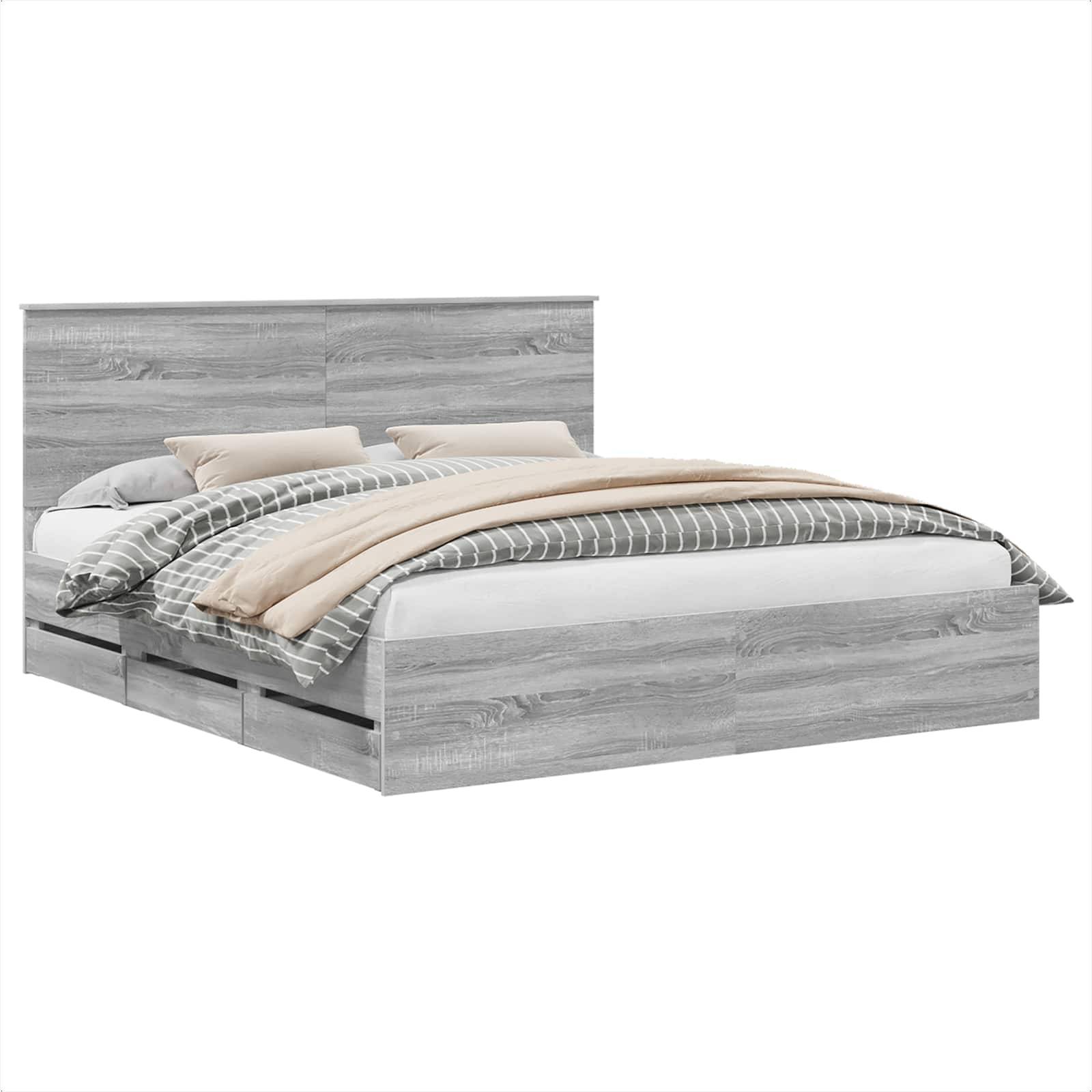 Ein grauer Holzbettrahmen mit hohem Kopfteil verfügt über eine weiße Matratze und beige und gestreifte Bettwäsche. Das Bett hat Schubladen zur Aufbewahrung.