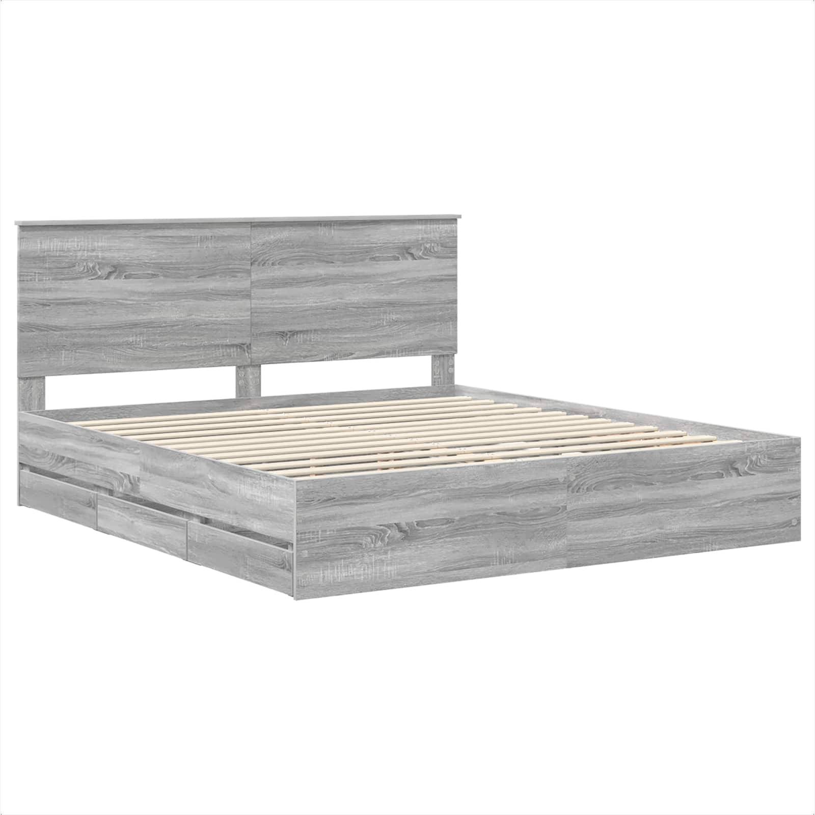 Ein Holz-Doppelbettgestell mit hohem Kopfteil und Lattenrost, in einer hellgrauen Ausführung, von einem schrägen Winkel aus gegen einen weißen Hintergrund fotografiert.