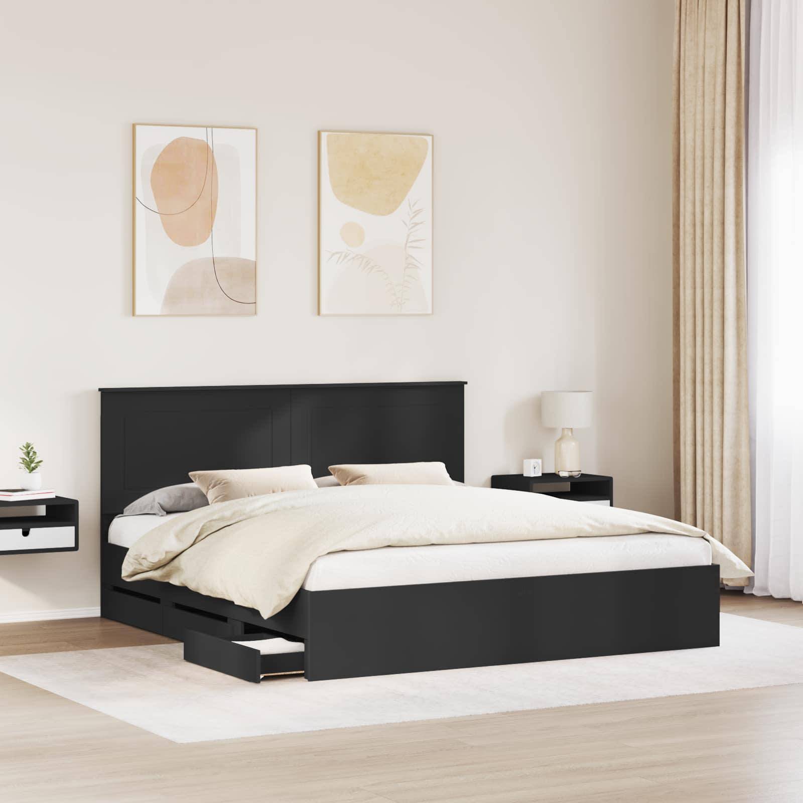 Ein modernes Schlafzimmer mit einem schwarzen Bett, heller Bettwäsche und minimalistischer Dekoration, mit abstrakter Kunst über dem Kopfteil.