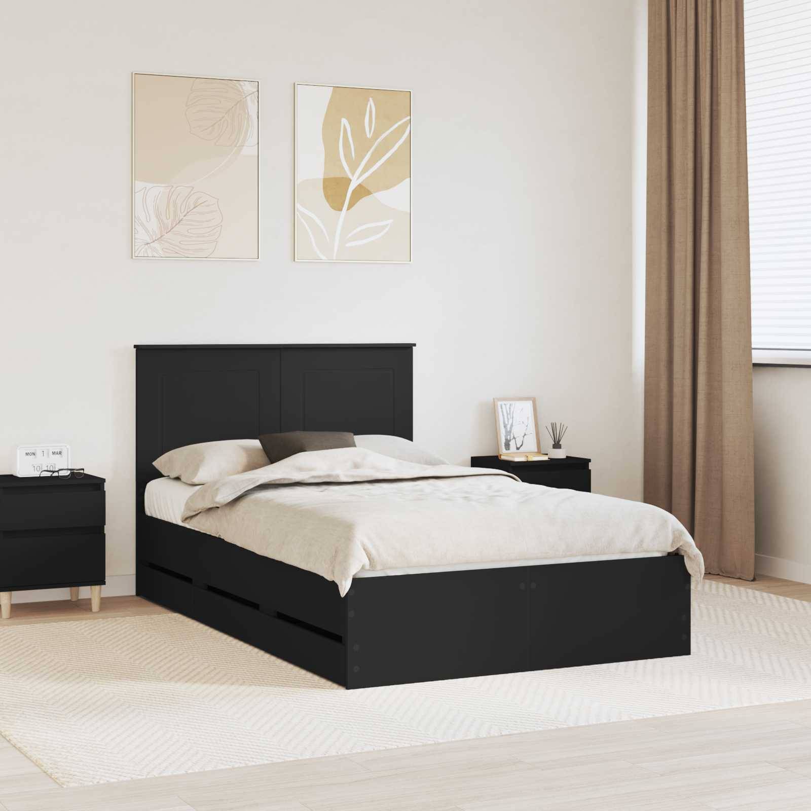 Ein modernes Schlafzimmer mit einem schwarzen Bett, das mit beigefarbener Bettwäsche bezogen ist, zwei schwarzen Nachttischen, Zimmerpflanzen und abstrakter Wandkunst. Natürliches Licht von einem Fenster.