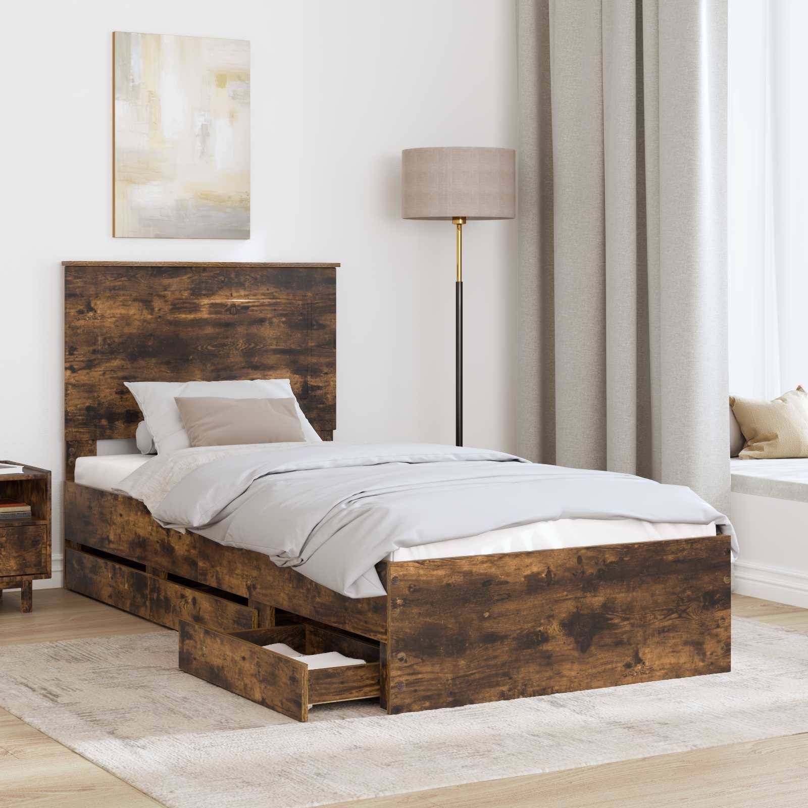 Ein rustikales Holzbett mit Schubladen darunter, neben einem Nachttisch und einer Lampe, in einer gemütlichen Schlafzimmerumgebung mit neutralen Tönen und einem großen Fenster.