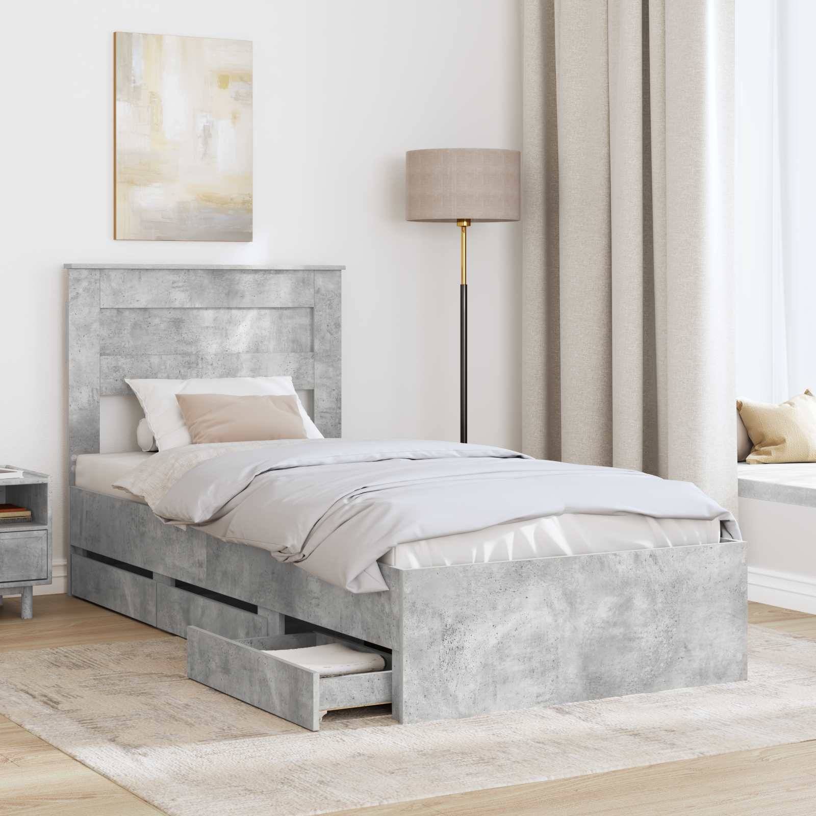 Ein modernes Schlafzimmer mit einem grauen Holzbett, das Aufbewahrungsschubladen unter dem Bett hat. Eine Stehlampe und ein Gemälde ergänzen die minimalistische Einrichtung.