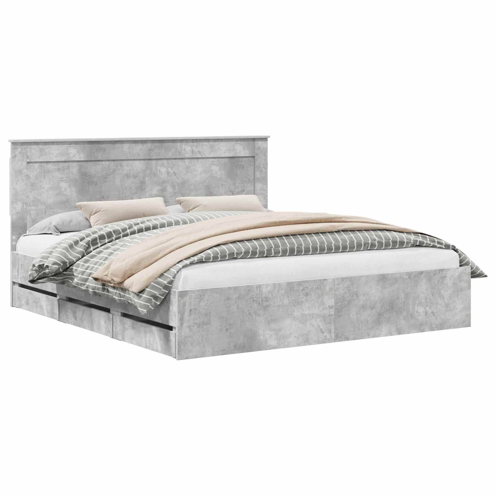 Ein grau modernes Bett mit hohem Kopfteil, ordentlich arrangiert mit gestreiften und einfarbigen Kissen und einer Steppdecke. Das Bett verfügt über Aufbewahrungsschubladen unter dem Bett.
