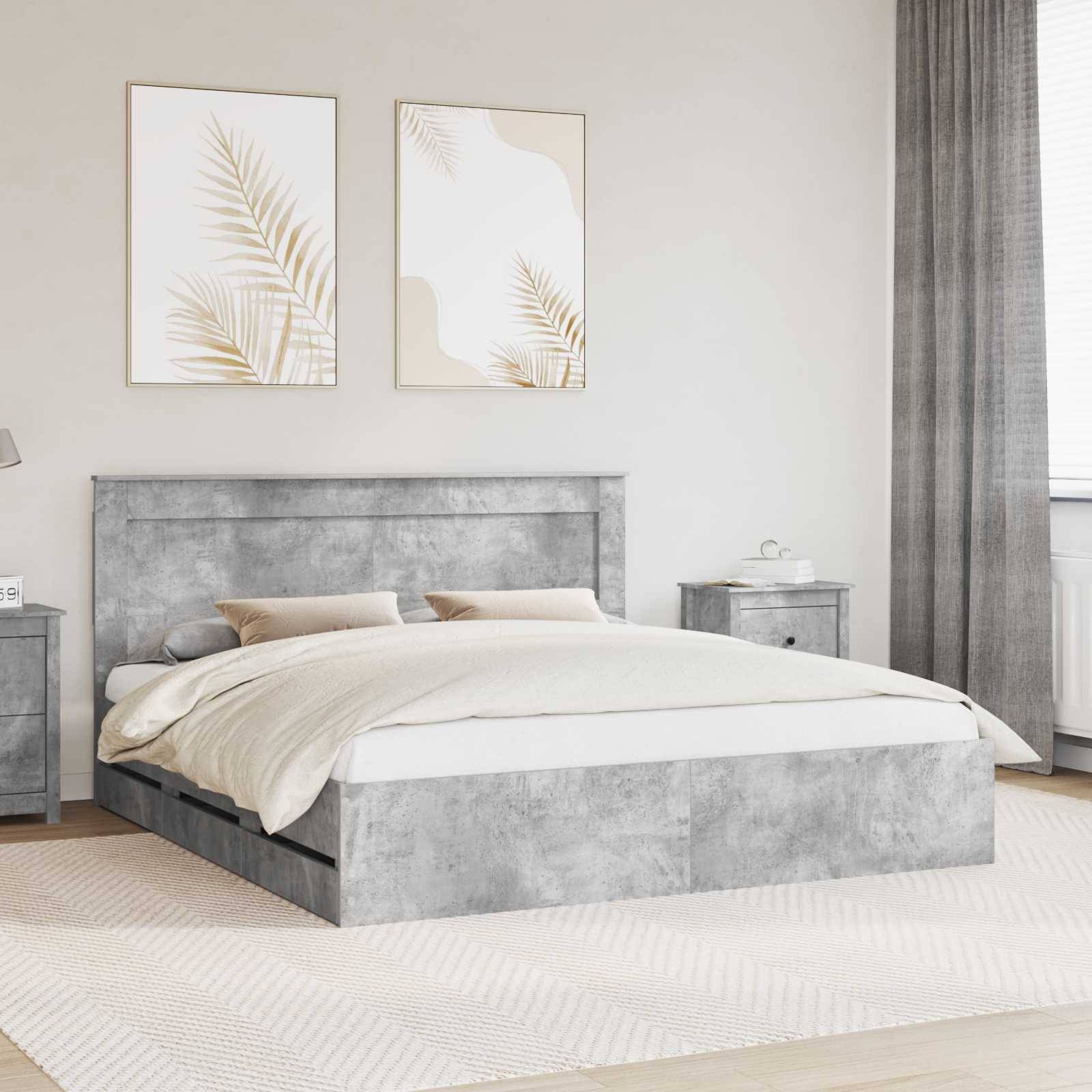 Ein modernes Schlafzimmer mit einem grau gepolsterten Bett, beigefarbener Bettwäsche, zwei blattgemusterten Kunstwerken darüber und Dekoration in neutralen Tönen.