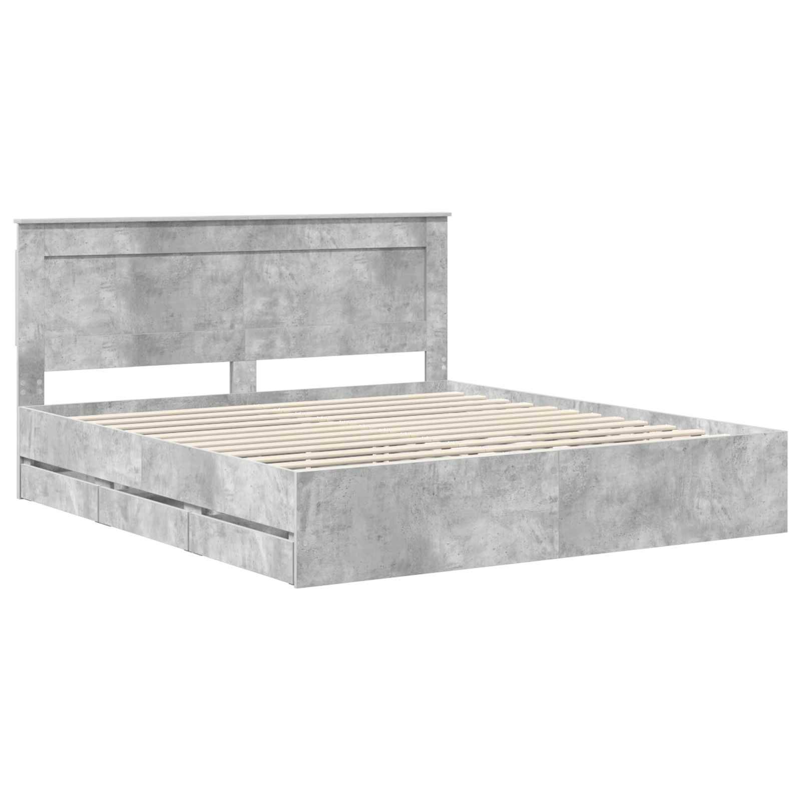 Ein grauer Holzbettrahmen mit Kopfteil und Lattenrost, von vorne in einem seitlichen Winkel gezeigt, geeignet für die Einrichtung eines Schlafzimmers.