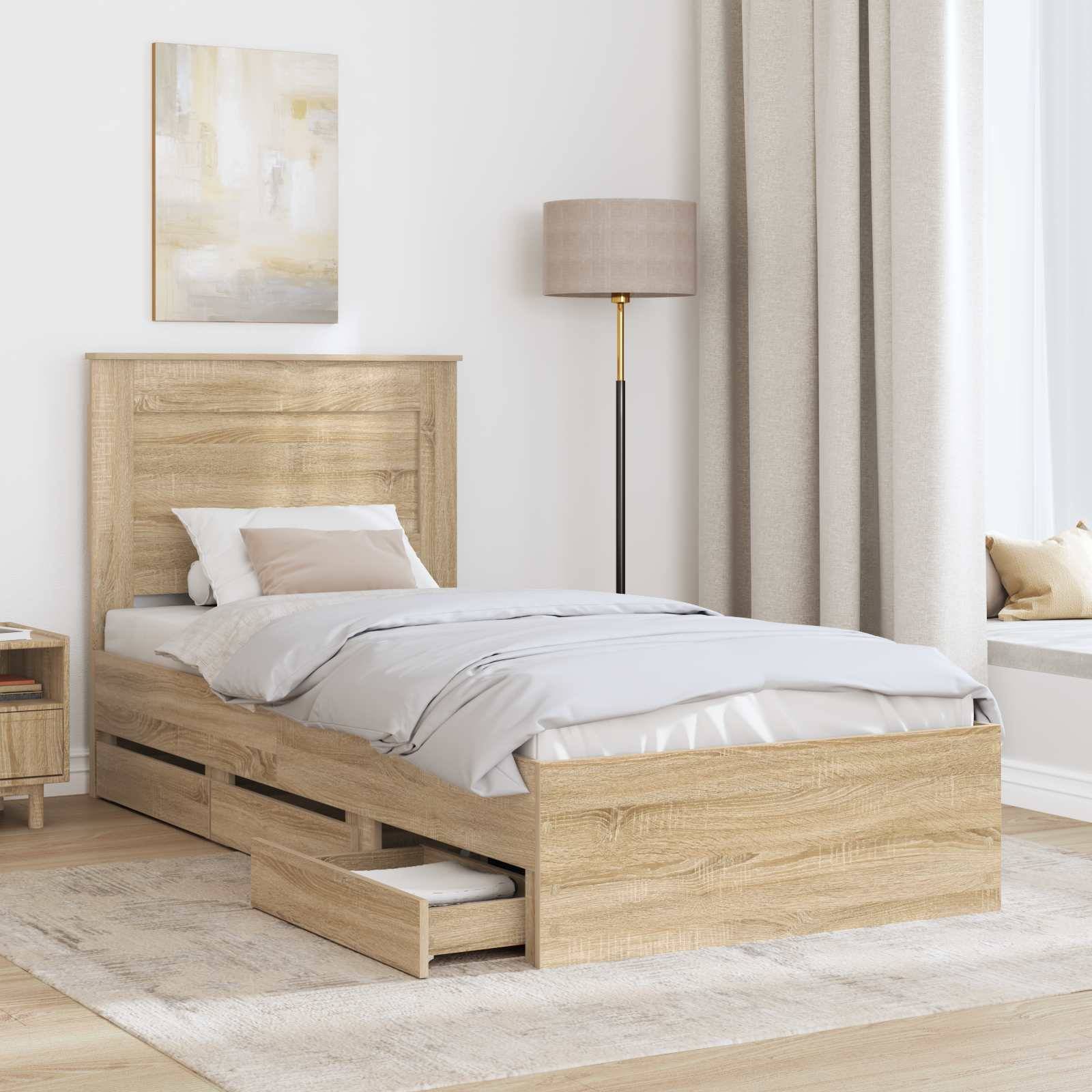 Ein modernes Schlafzimmer zeigt ein Holzbett mit integrierten Aufbewahrungsschubladen, einen beigen Teppich, eine hohe Stehlampe und ein Gemälde an der Wand.