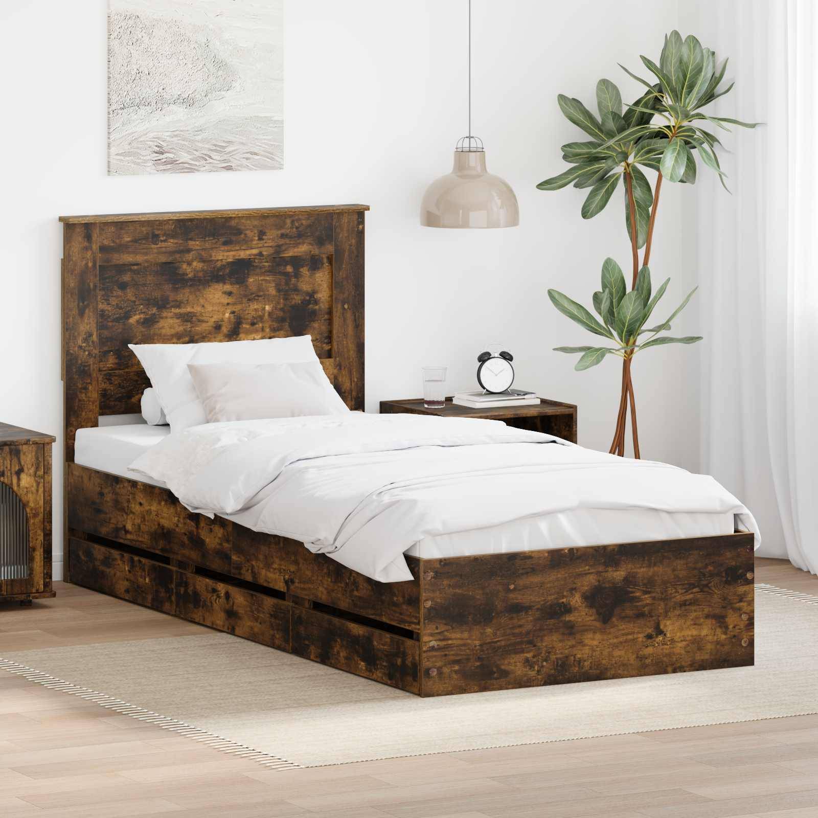 Ein rustikales Holzbett mit weißer Bettwäsche in einem minimalistischen Schlafzimmer. Eine Pflanze, ein Nachttisch mit einer Uhr und eine hängende Leuchte sind vorhanden.