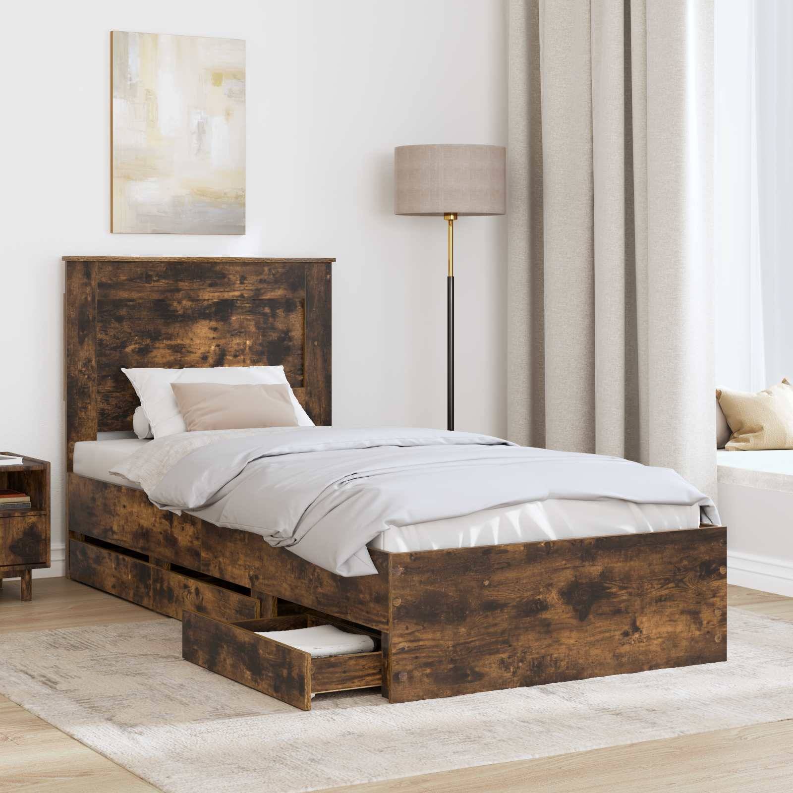 Ein gemütliches Schlafzimmer mit einem rustikalen Holzbett mit Schubladen, weißer Bettwäsche, einer Stehlampe und einem großen Fenster mit Vorhängen. Eine friedvolle Atmosphäre.
