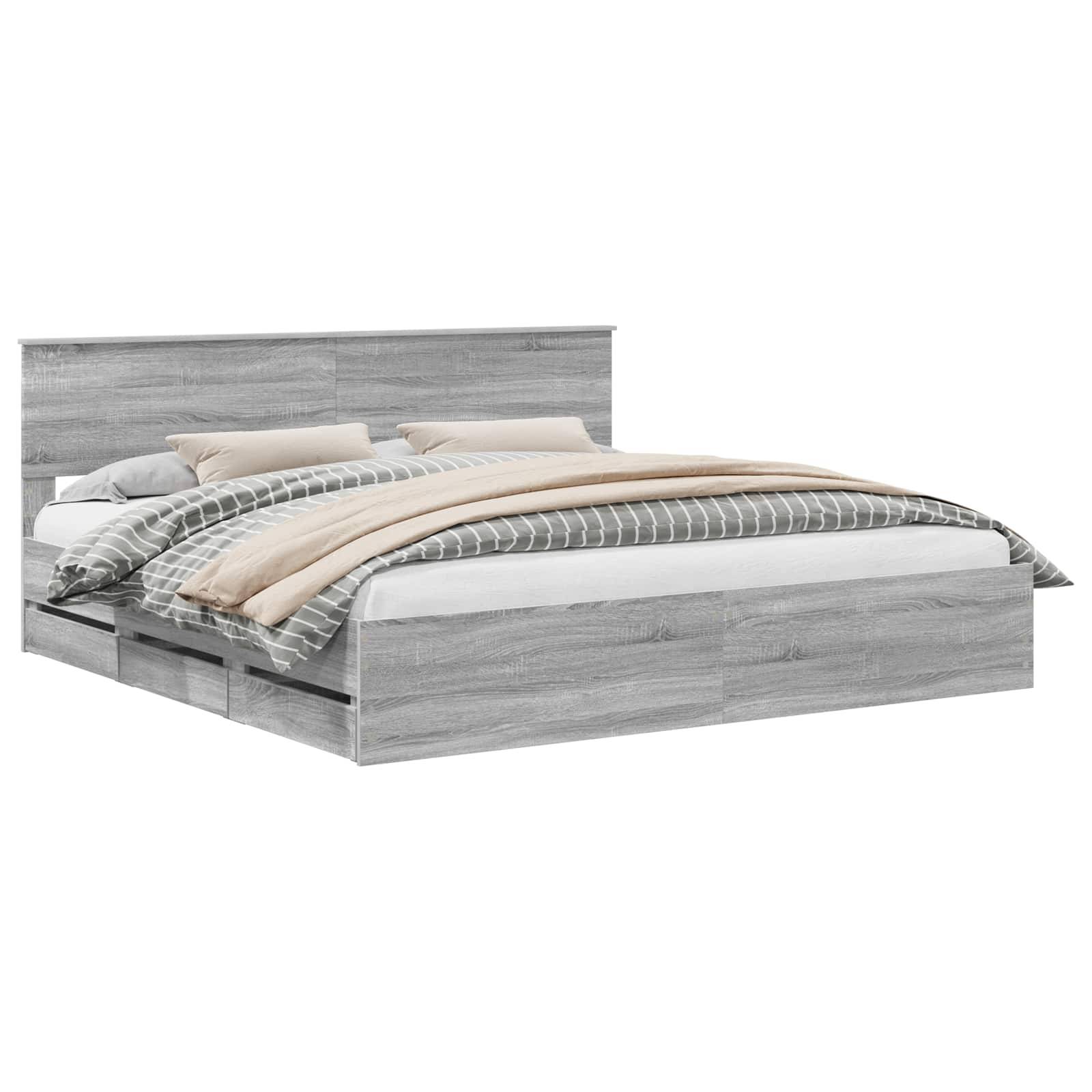 Ein modernes Plattformbett mit Holzoberfläche, ausgestattet mit einem schlichten Kopfteil und Bettwäsche in neutralen Tönen, einschließlich Kissen und Bettdecke.
