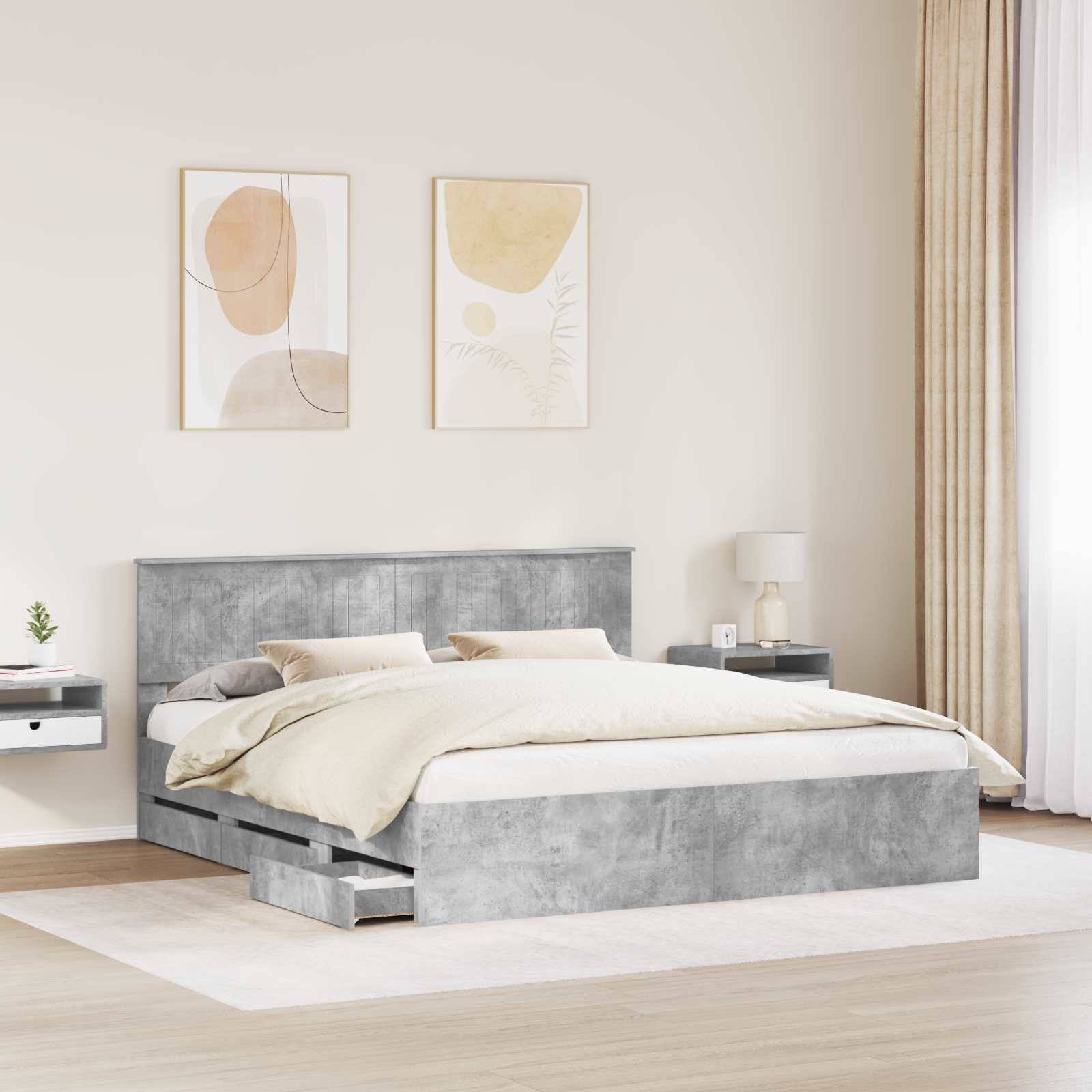 Ein modernes Schlafzimmer mit einem dunkelgrauen Bett mit integrierten Schubladen, einer hohen Stehlampe und einem Nachttisch. Helle Wände und eine Fensterbank bereichern die Einrichtung.