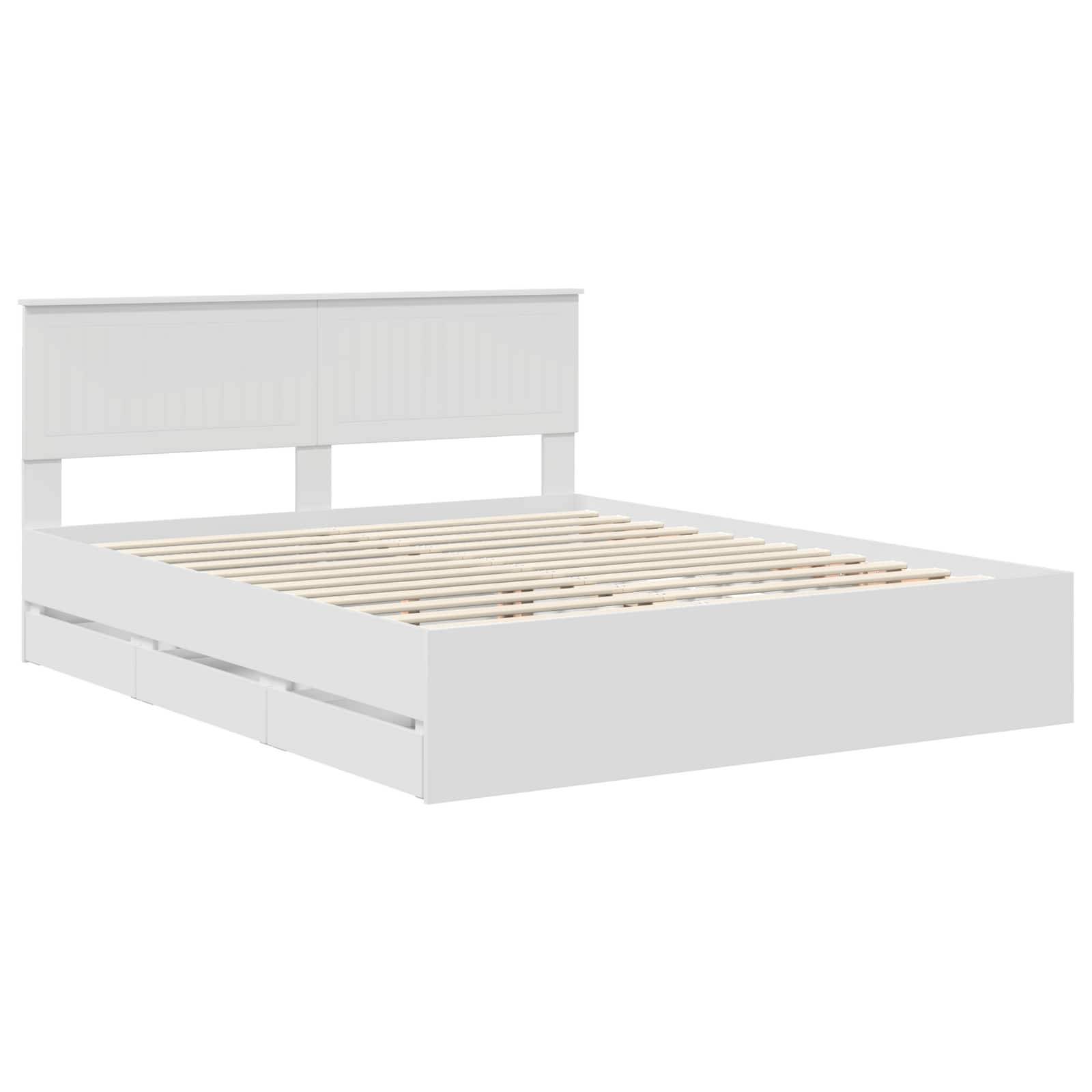 Ein weißes, modernes Plattformbett mit einer gerahmten Kopfteilverkleidung und Holzlatten, von der Seite betrachtet.