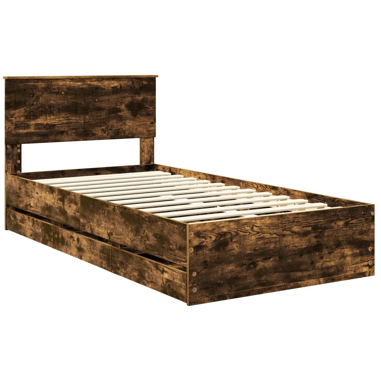 Holzrahmen für ein Einzelbett im Landhausstil mit einer rustikalen Oberfläche, ausgestattet mit einem Kopfteil, Fußteil und zwei Staurageschubladen darunter. Latten unterstützen die Matratze.