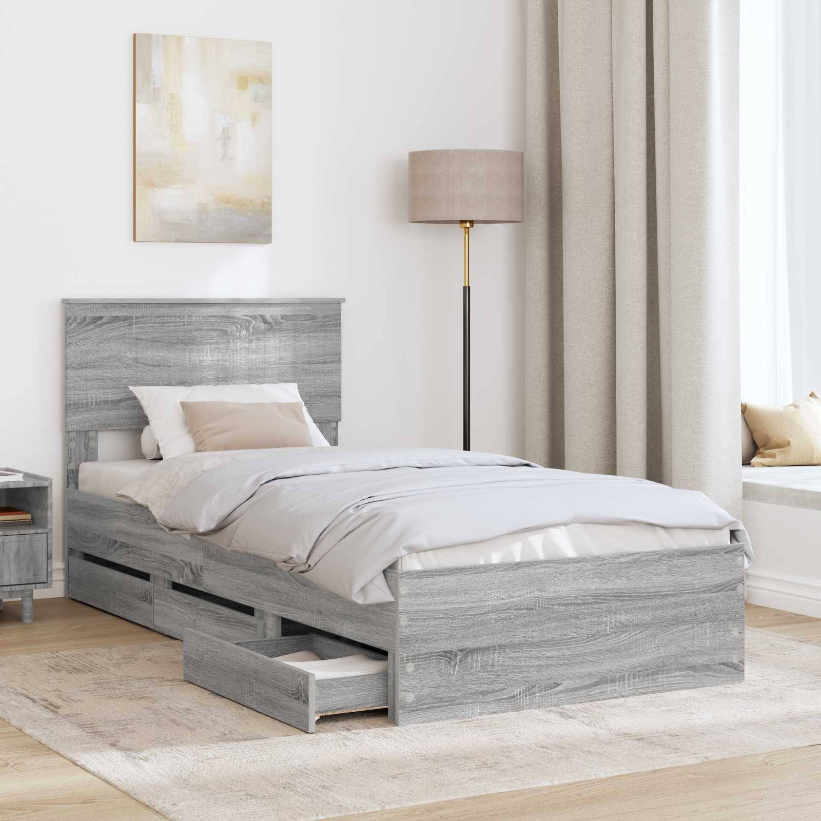 Ein gemütliches Schlafzimmer präsentiert ein Holzbett mit Aufbewahrungsschubladen, weißer Bettwäsche, einer sanften Lampe und einer Fensterbank mit Kissen, die eine ruhige Atmosphäre schafft.
