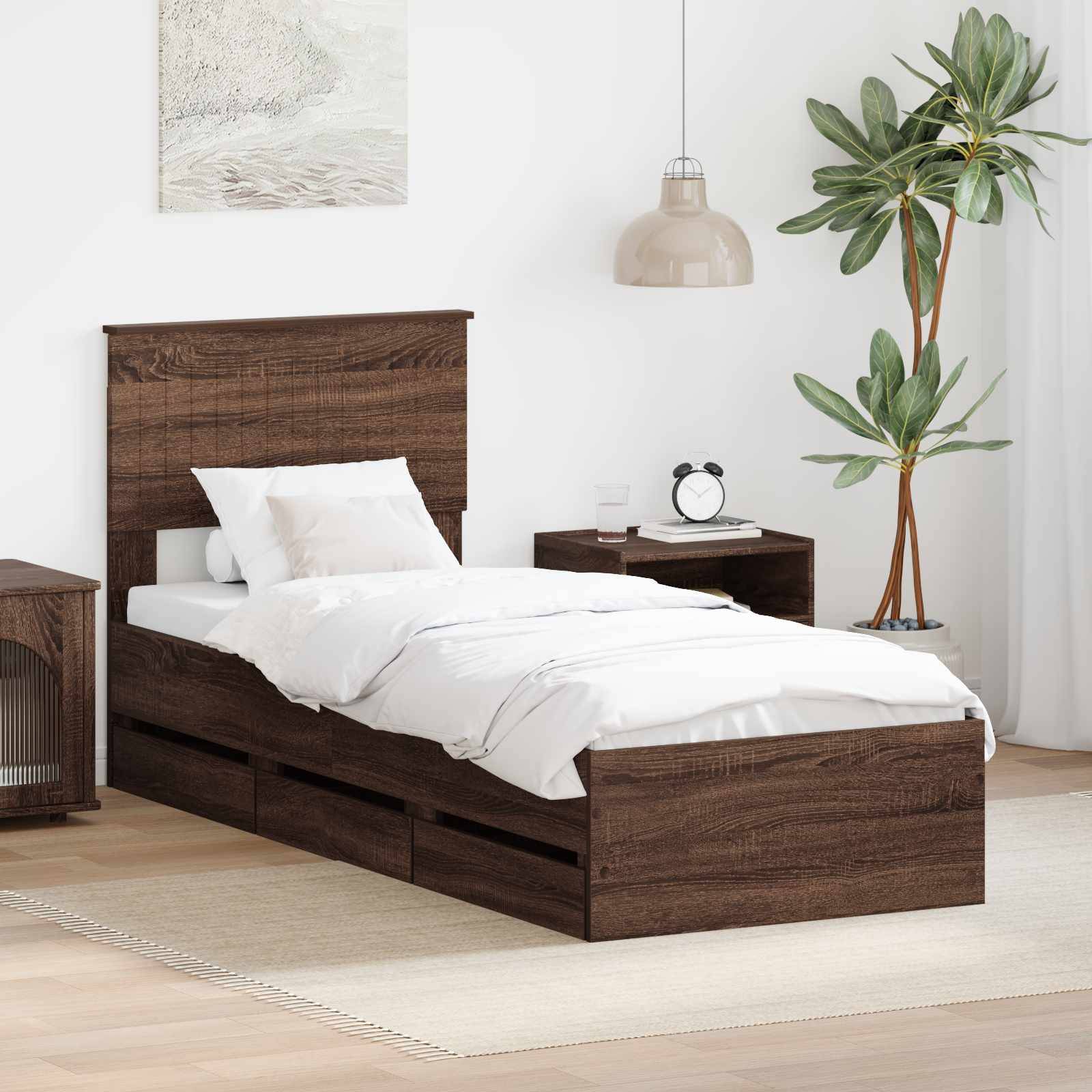 Ein Schlafzimmer mit einem Bett aus dunklem Holz mit weißer Bettwäsche, einem Nachttisch, einer Topfpflanze und einer Wandleuchte im minimalistischen Stil.