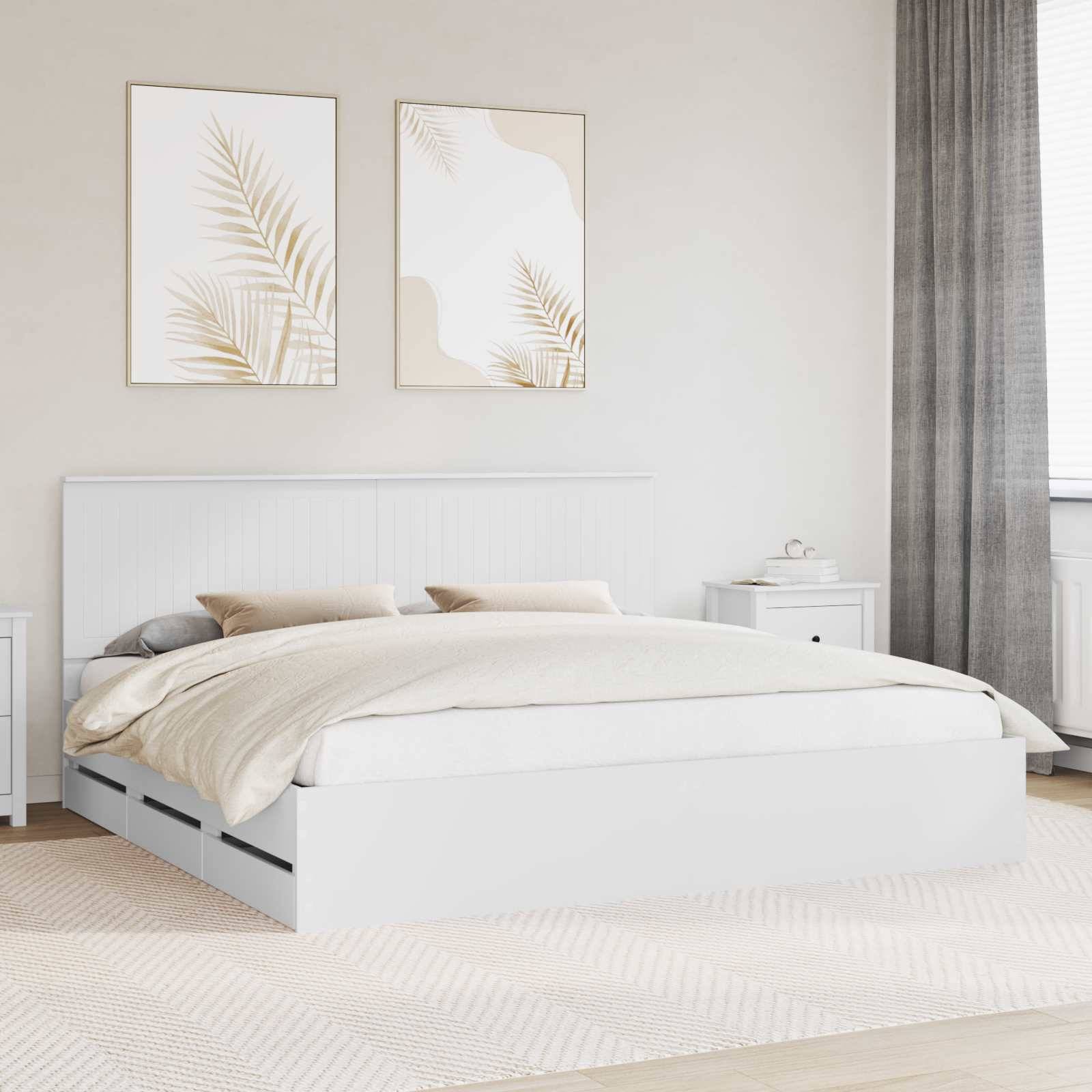 Ein minimalistisches Schlafzimmer mit einem weißen Bett, heller Bettwäsche, zwei Nachttischen und abstraktem Blattkunstwerk über dem Kopfteil; natürliches Licht fällt durch ein Fenster ein.
