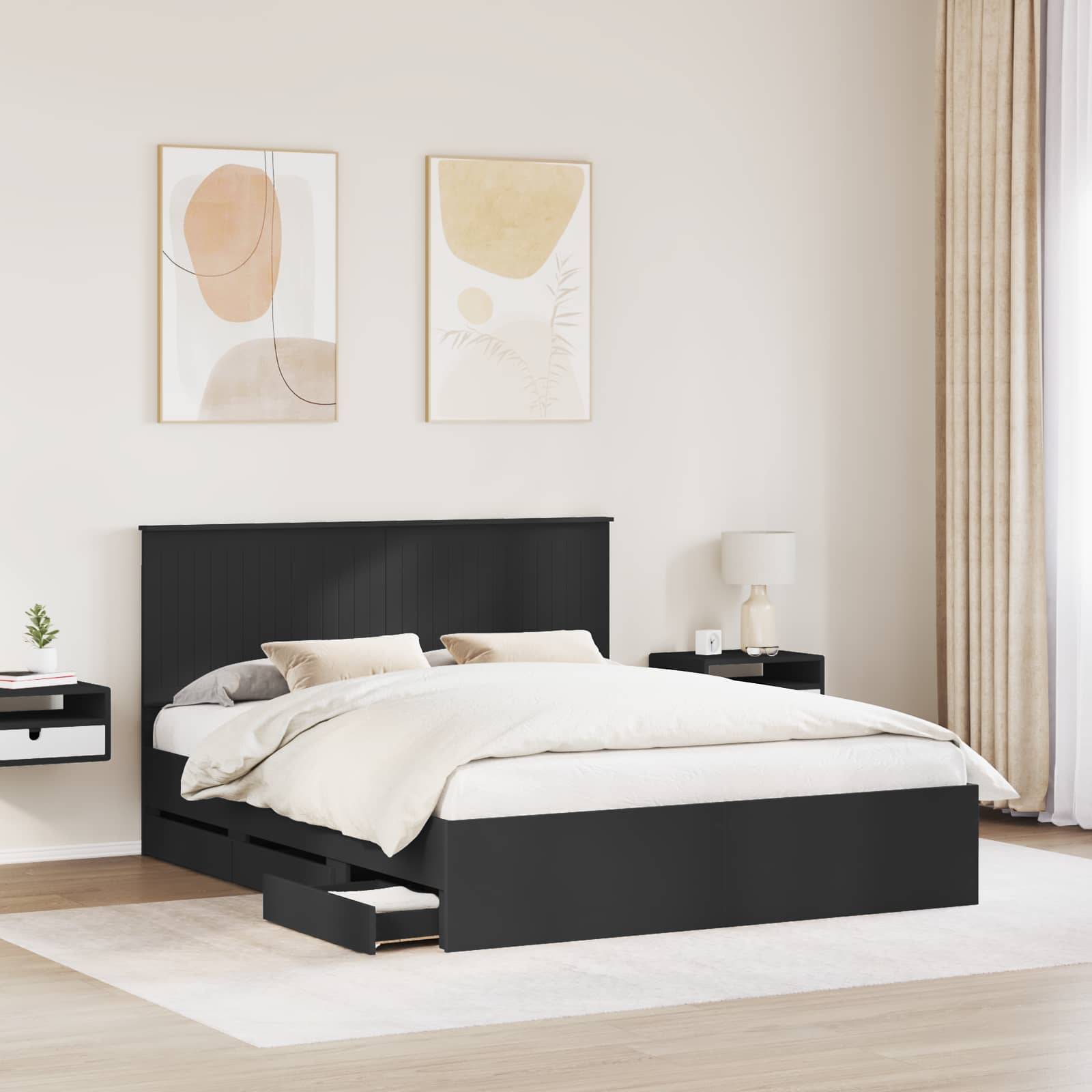 Ein modernes Schlafzimmer präsentiert ein schwarzes Plattformbett mit Staurageschubladen, flankiert von schwebenden Nachttischen. Abstrakte Kunst und transparente Vorhänge vervollständigen die Dekoration.