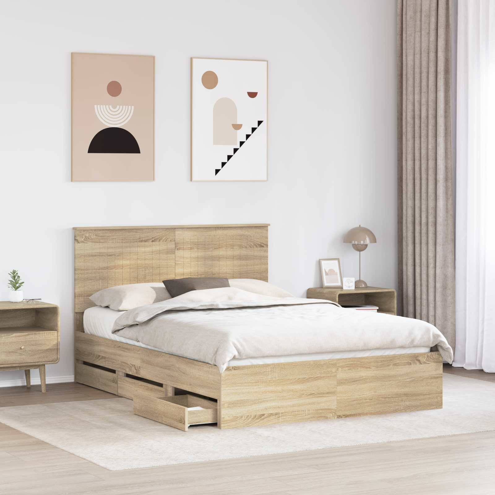 Ein modernes Schlafzimmer zeigt ein Holzbett mit weißer und grauer Bettwäsche, flankiert von einem Nachttisch und einer Lampe. Minimalistische Kunst an der Wand.