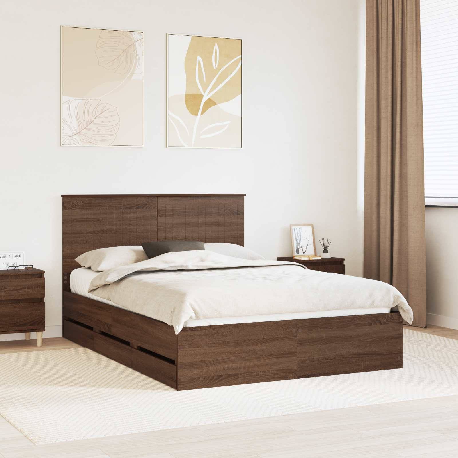 Ein modernes Schlafzimmer mit einem Holzbett und neutraler Bettwäsche, zwei Nachttischen, gerahmter abstrakter Kunst, einem großen Fenster mit Vorhängen und einem beigen Teppich.
