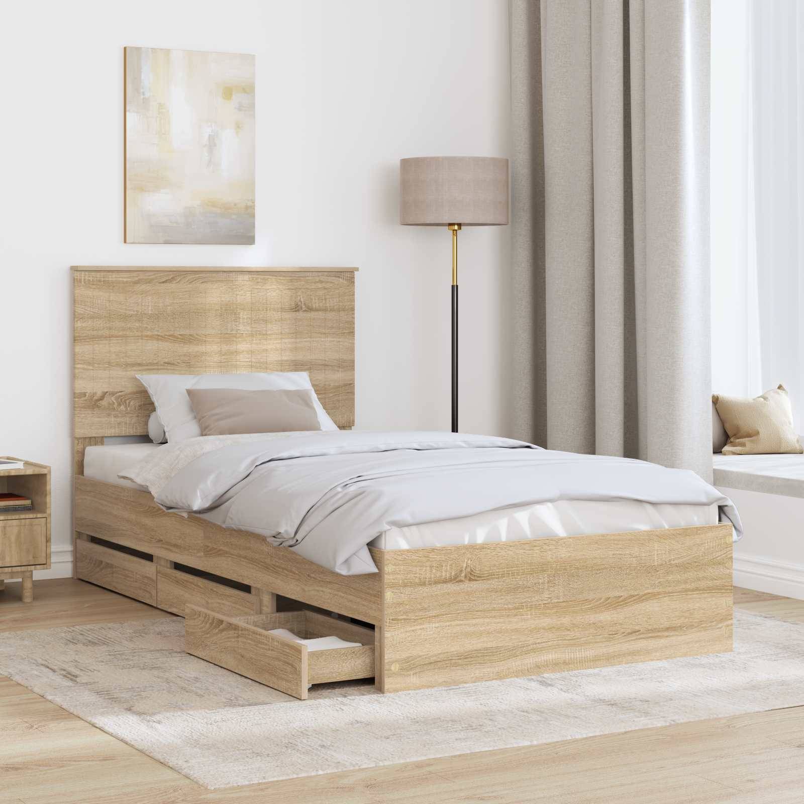 Ein gemütliches Schlafzimmer mit einem Holzbett mit Aufbewahrungsschubladen, neutraler Bettwäsche, einem Nachttisch, einer Lampe und einer Fensterbank mit Vorhängen.