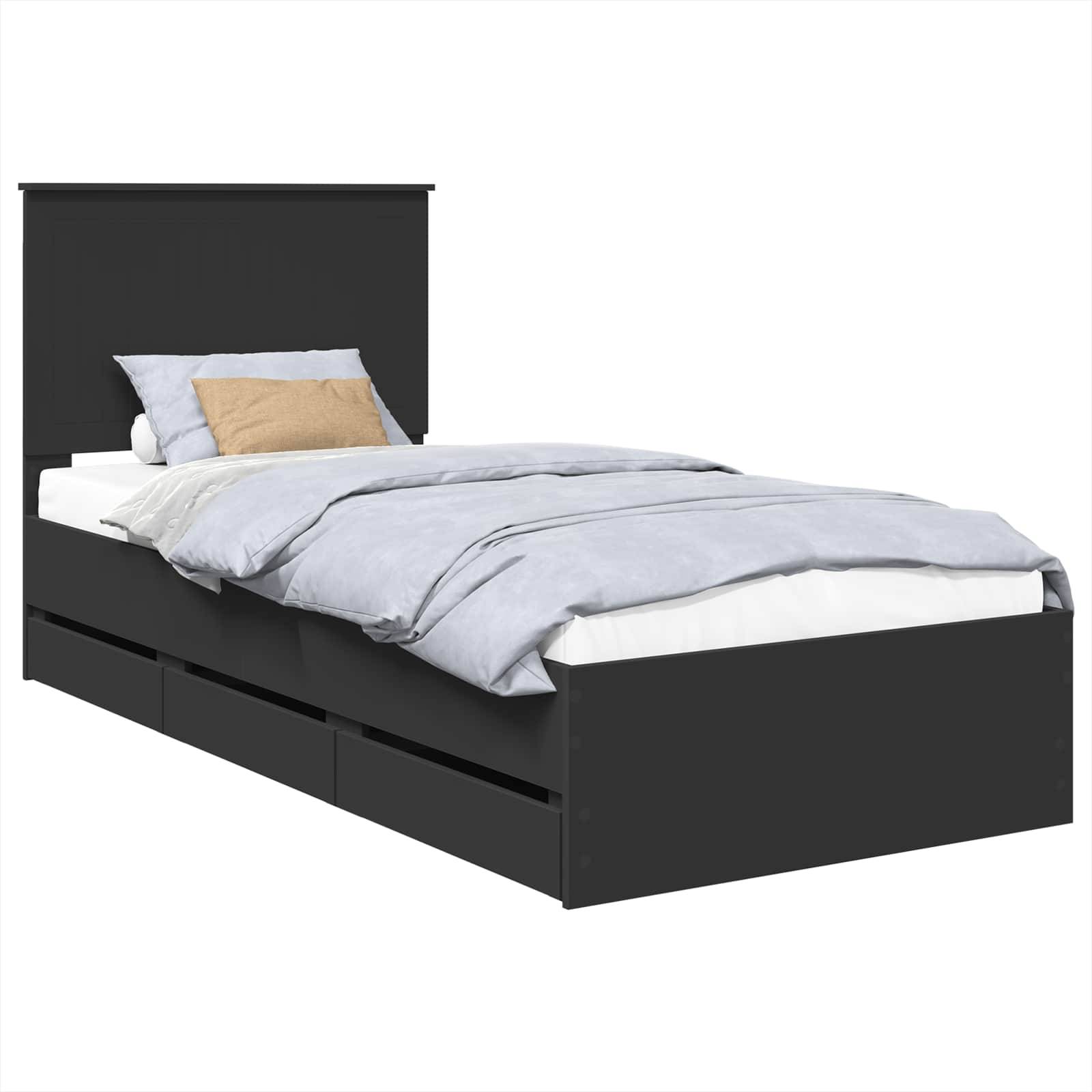 Ein schwarzer Bettrahmen mit hohem Kopfteil, ausgestattet mit vier Aufbewahrungsschubladen darunter. Das Bett ist bezogen mit hellblauer Bettwäsche und einem beigen Kissen.