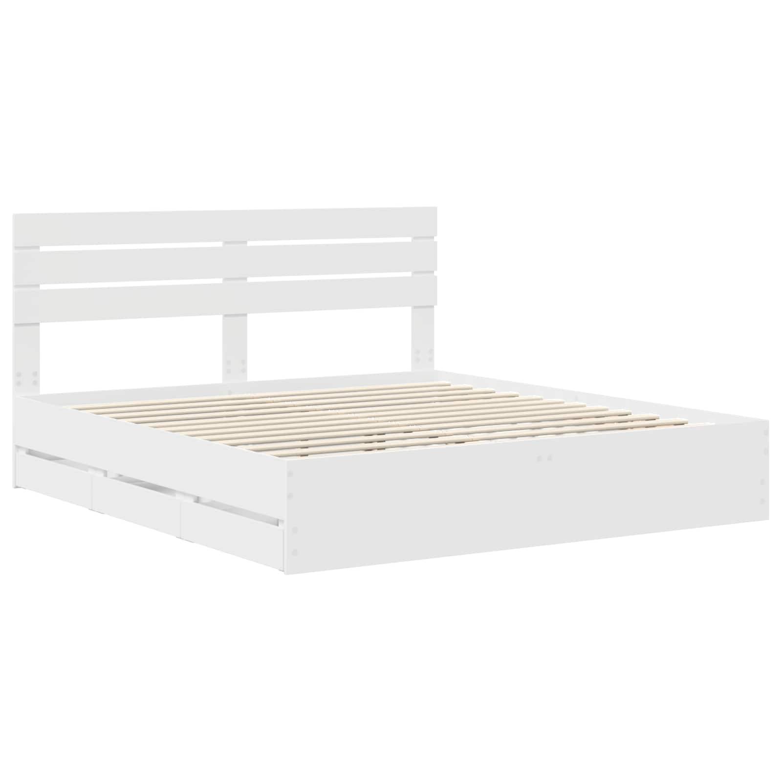 Ein weißer Holzbettrahmen mit einem Lattenrost-Kopfteil und einer Lattenrost-Basis, konzipiert für eine Matratze, von einem Winkel aus betrachtet.