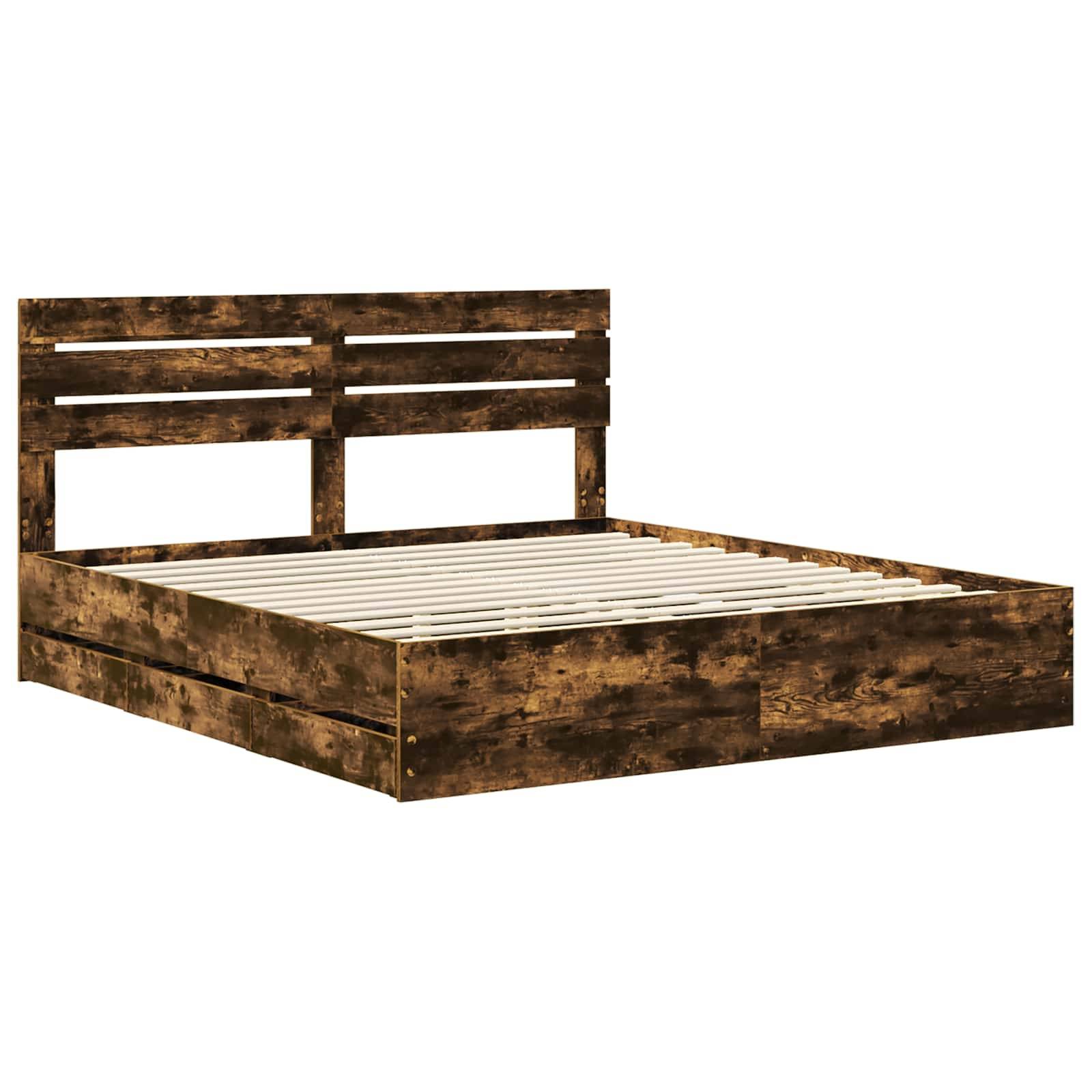 Ein Holzbettgestell mit einem geschlitzten Kopfteil und integrierten Latten zur Matratzenunterstützung, das einen rustikalen Finish aufweist.