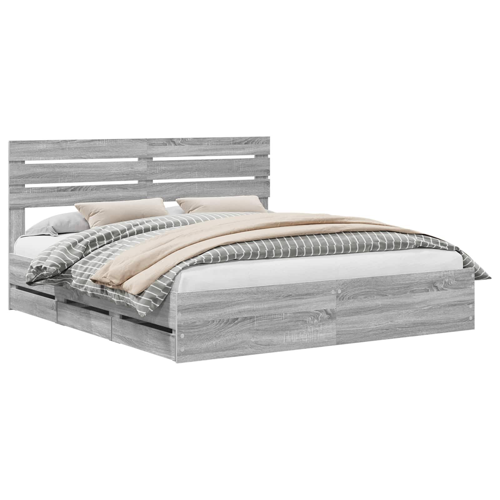 Ein modernes graues Holzbett mit einem Lamellenrückenteil, weißer und gestreifter Bettwäsche sowie beigen Akzenten. Das Bett verfügt über integrierte Schubladen.