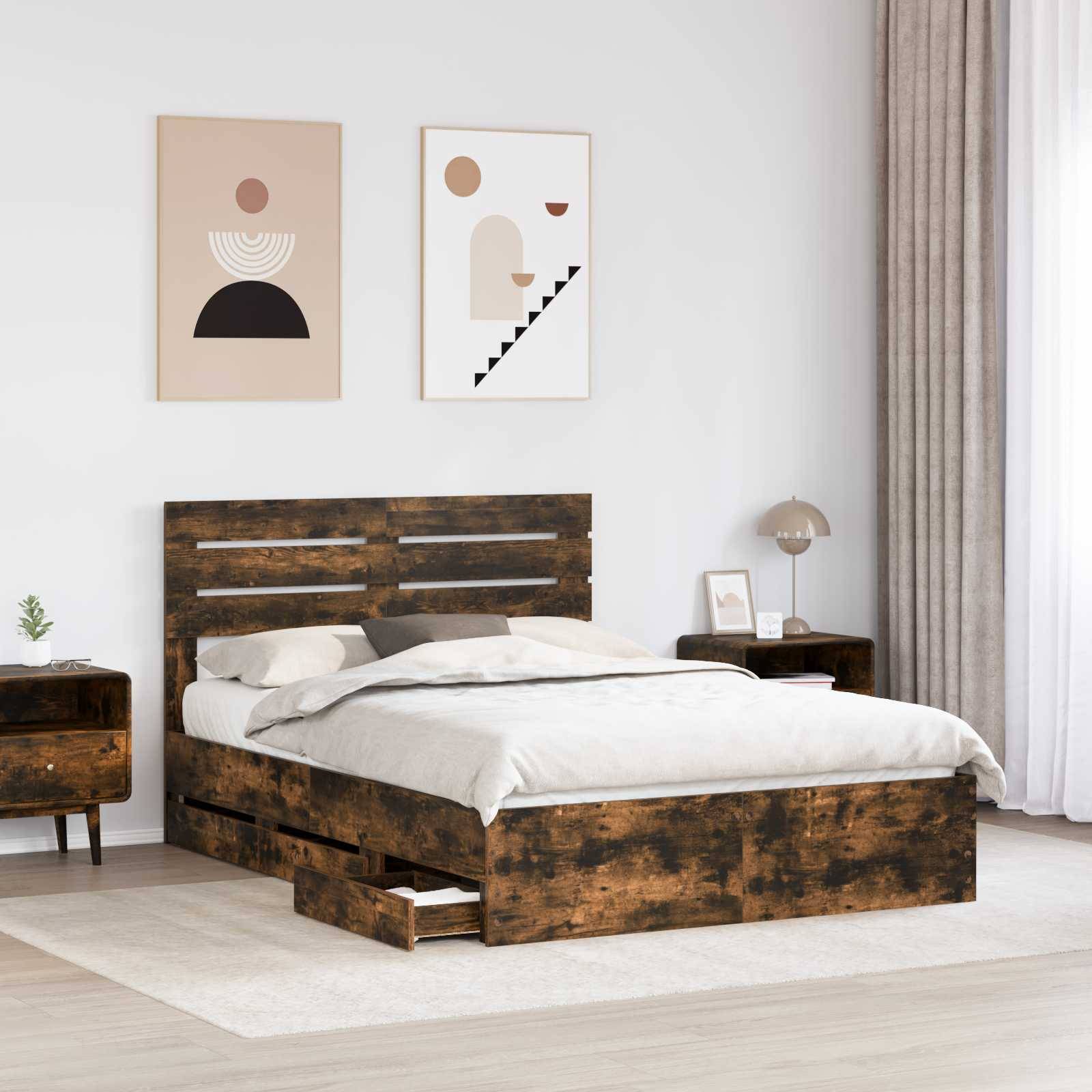 Ein modernes Schlafzimmer verfügt über ein Holzbett mit Schubladen, neutrale Bettwäsche, zwei abstrakte Kunstwerke, einen Nachttisch mit einer Lampe und eine kleine Pflanze.