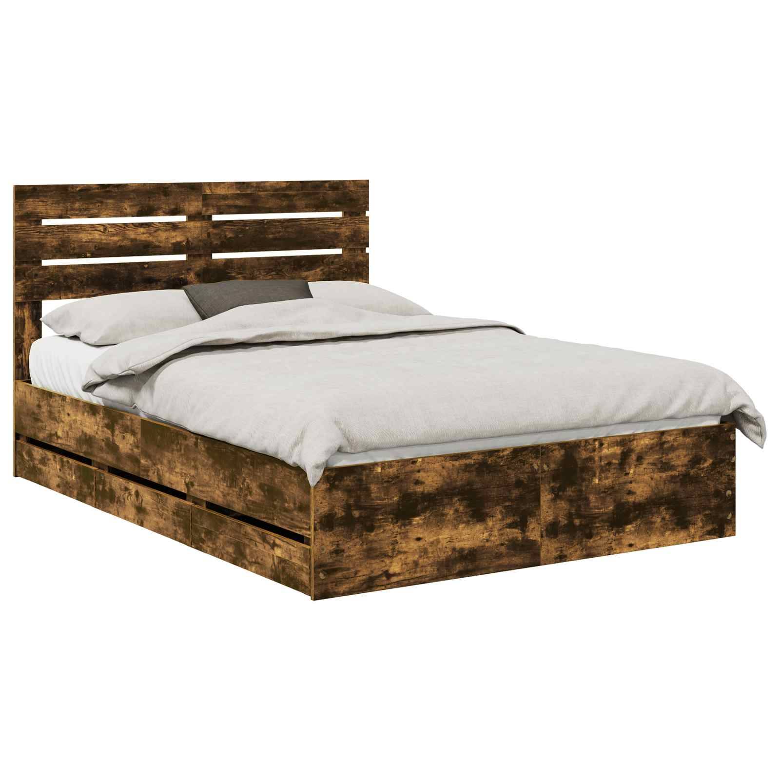 Ein Queensize-Bett mit einem rustikalen Holzrahmen und einem Lattenrost-Kopfteil ist mit grauer Bettwäsche und Kissen ausgestattet und verfügt über Stauraum unter dem Bett.