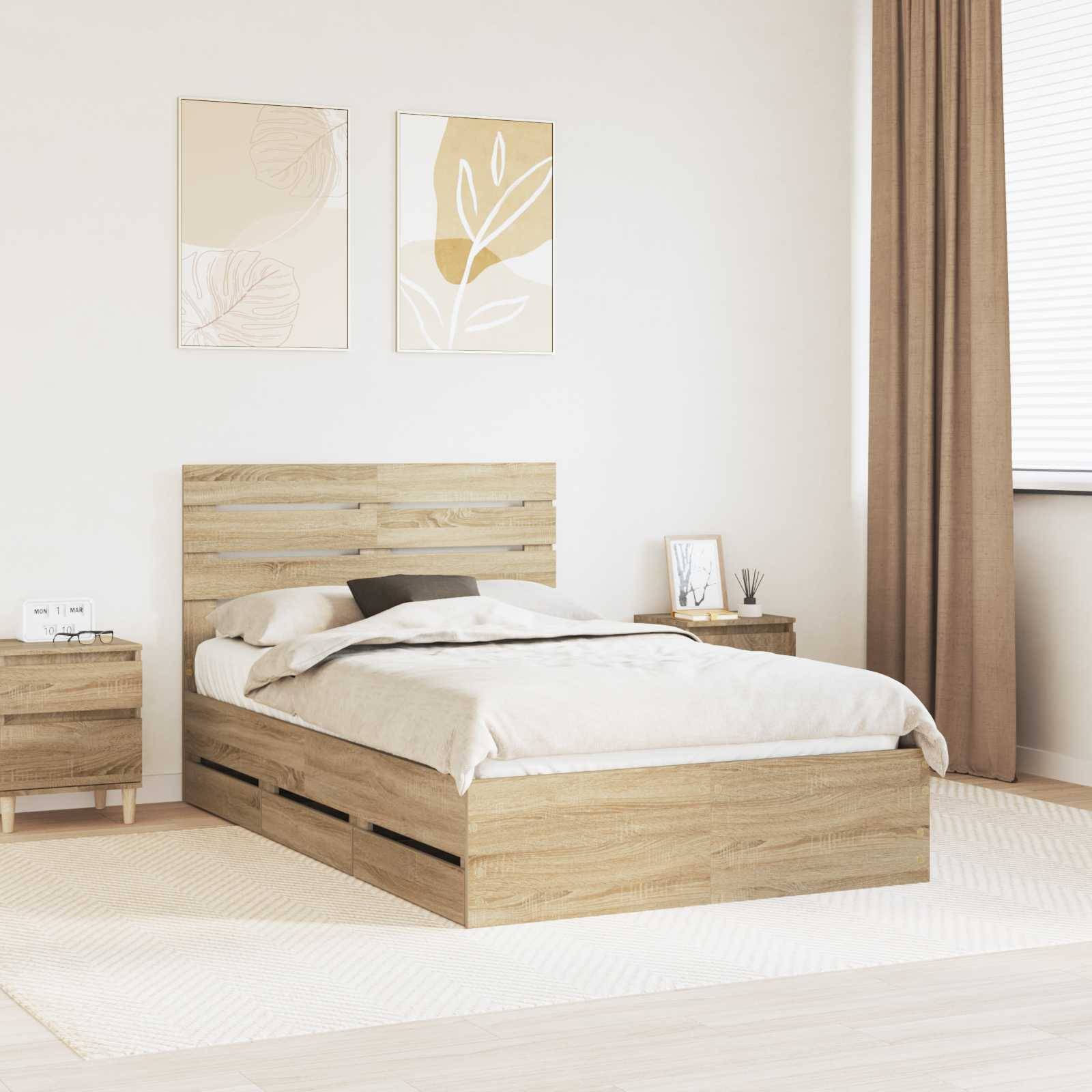 Ein ordentlich gestaltetes Schlafzimmer mit einem Holzbett mit Unterbauschubladen, zwei passenden Nachttischen und minimalistischer Wandkunst. Natürliches Licht fällt durch ein Fenster herein.