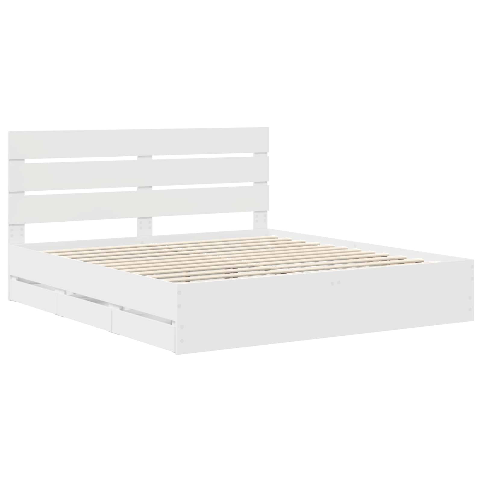Weißer Holzbettgestell mit einem Lattenrost-Kopfteil und -Boden, aus einem schrägen Blickwinkel betrachtet. Scheint für eine Doppelmatratze geeignet zu sein.