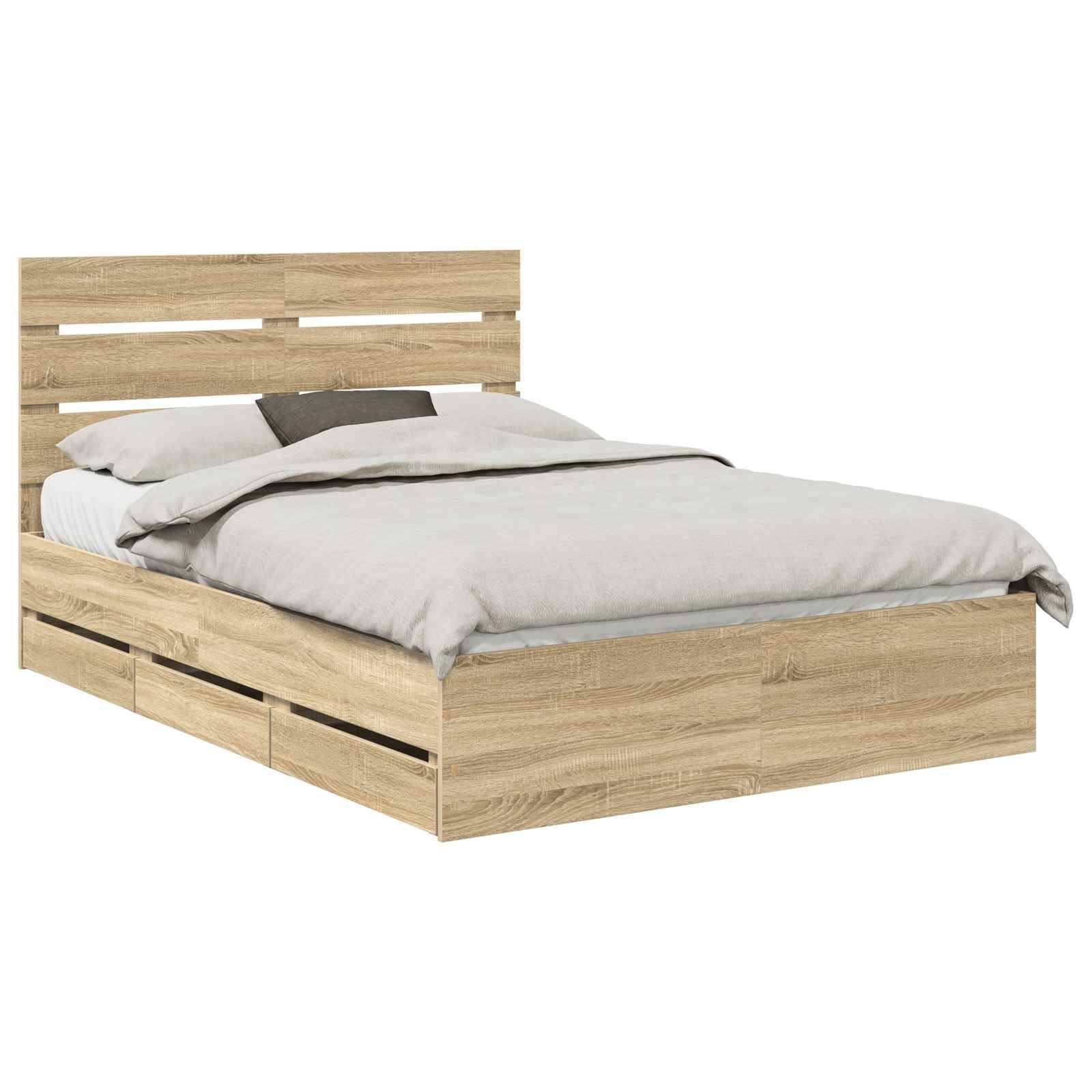Ein Holzbett mit einem Lamellenrückenteil, weiß-grauer Bettwäsche und einem niedrigen Rahmen.