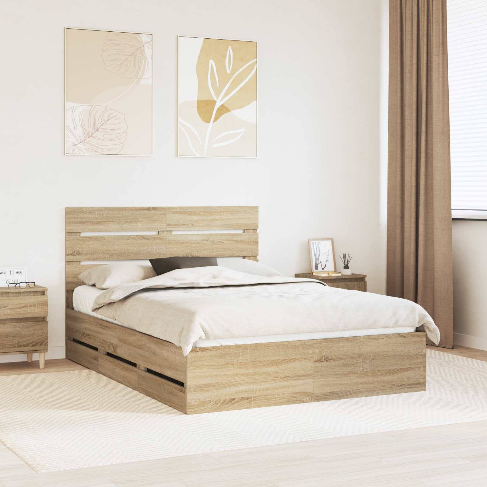 Ein minimalistisches Schlafzimmer zeigt ein Holzbett mit weißer Bettwäsche, flankiert von passenden Nachttischen. Abstrakte Kunst schmückt die hellcremefarbenen Wände.